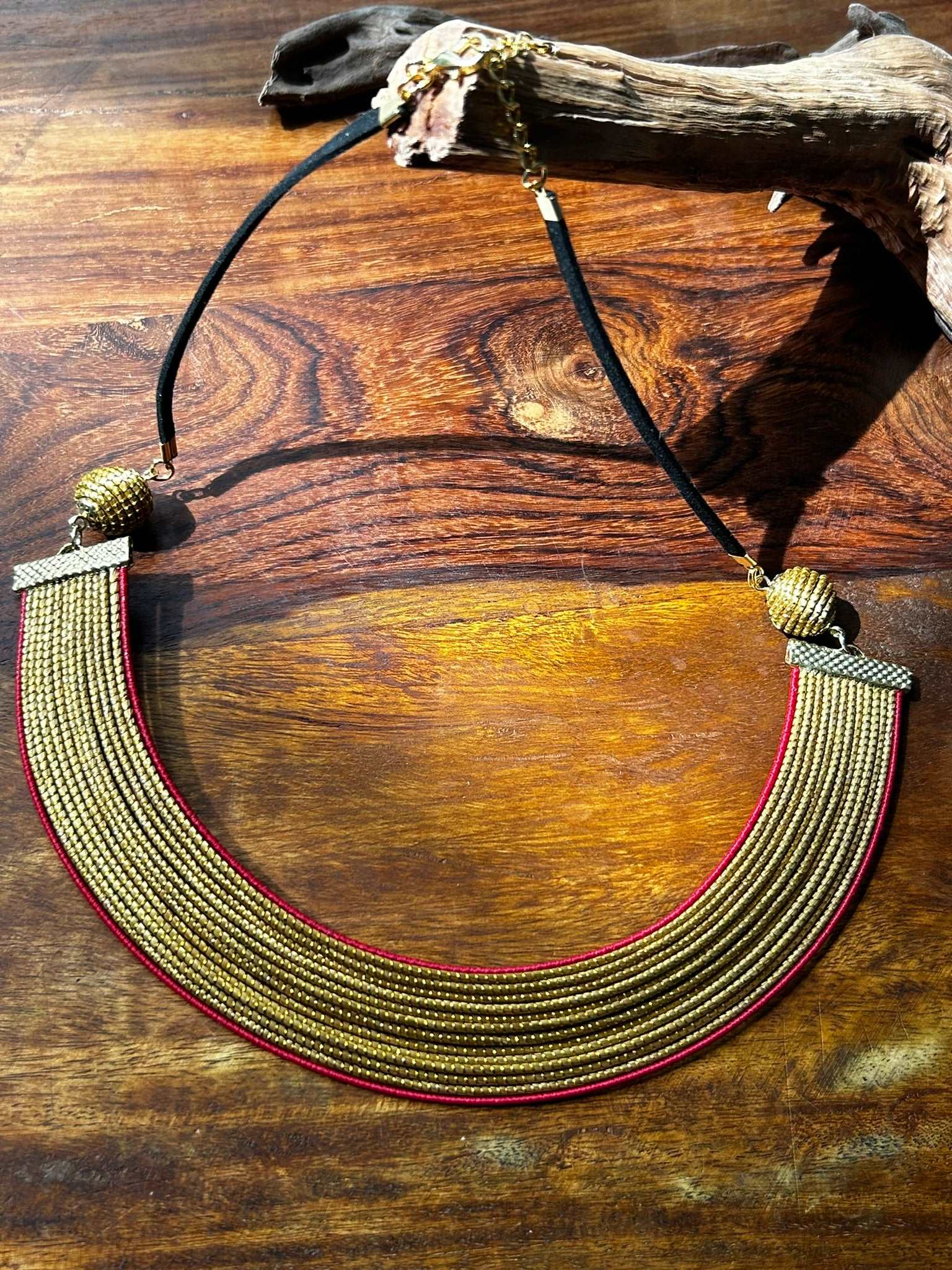 Collier Capim Dourado orné d'une bordure en fibre de palmier buriti teintée en rouge