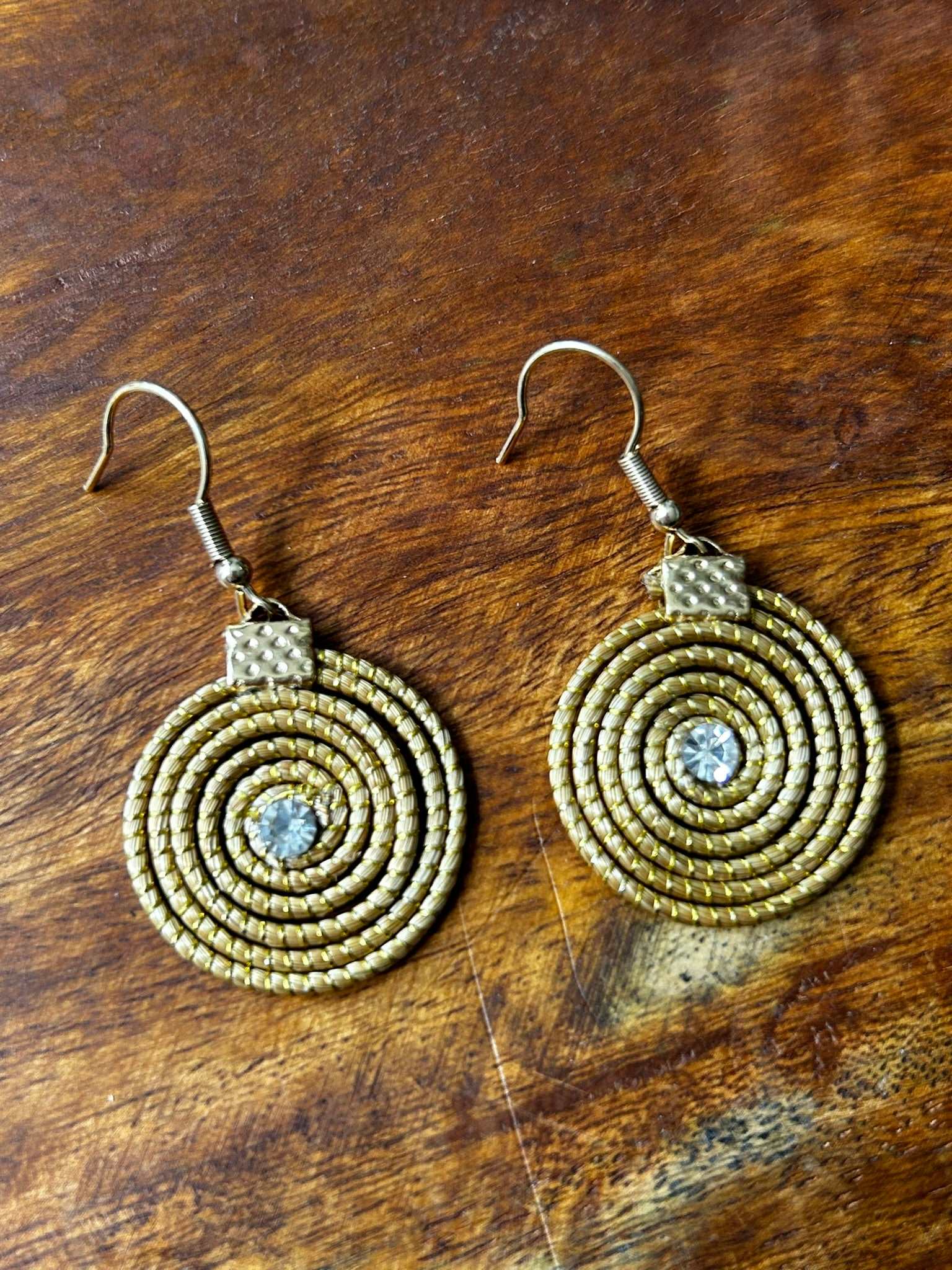 Boucles d'oreilles Capim Dourado spirale avec cristal