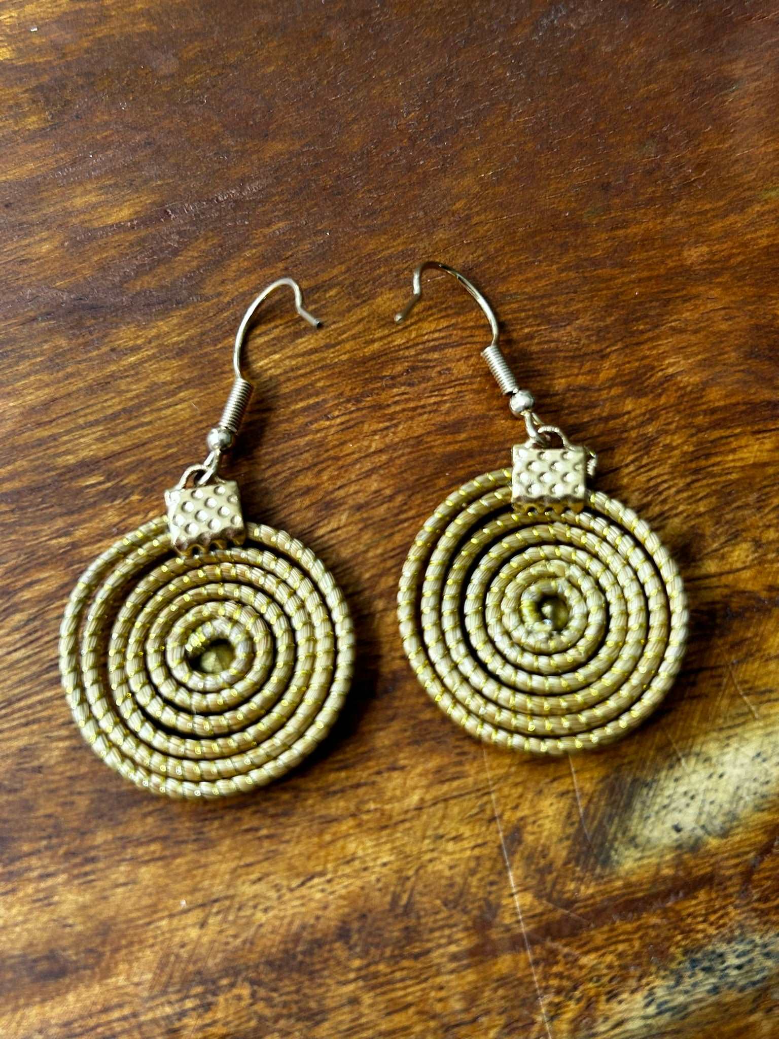 Boucles d'oreilles Capim Dourado spirale avec cristal