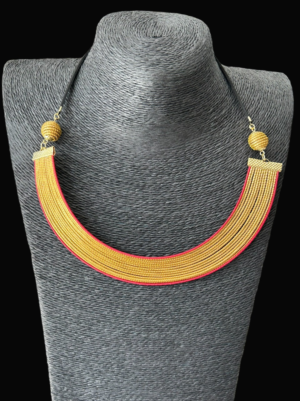 Collier Capim Dourado orné d'une bordure en fibre de palmier buriti teintée en rouge