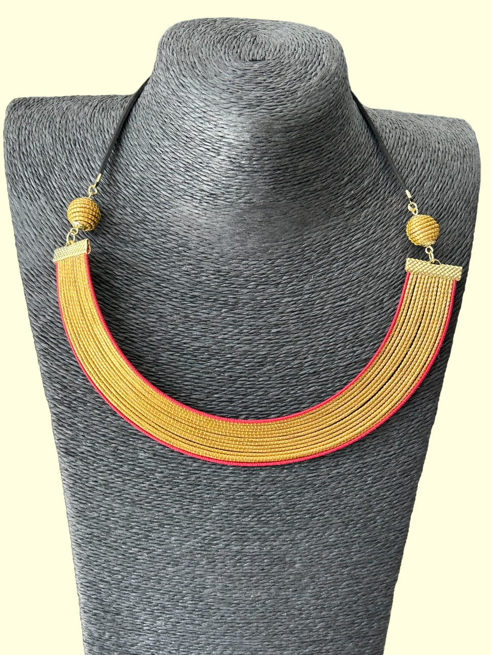 Collier Capim Dourado orné d'une bordure en fibre de palmier buriti teintée en rouge