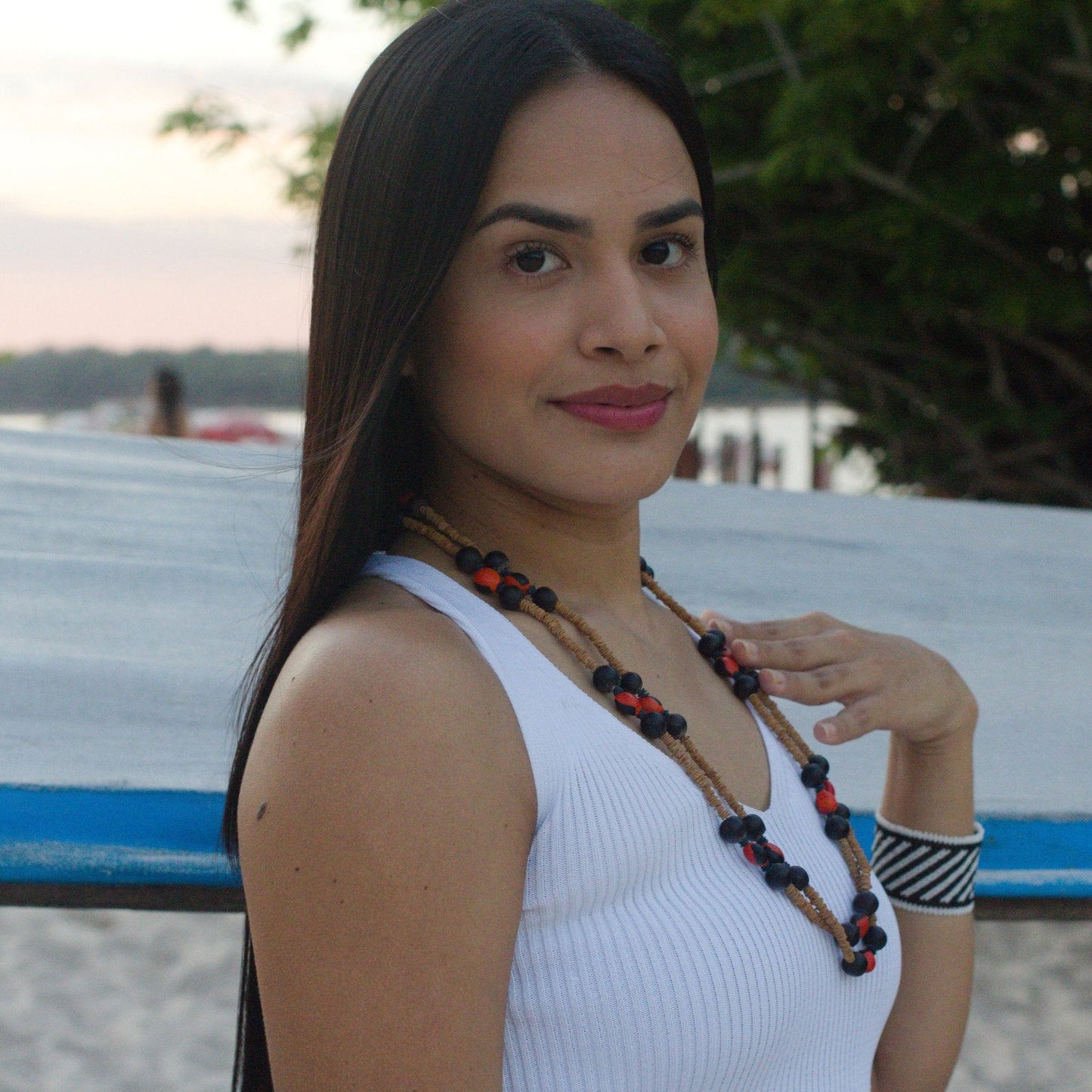 Collier graines morototo naturelles, saboneteira et olho de cabra rouge et noir