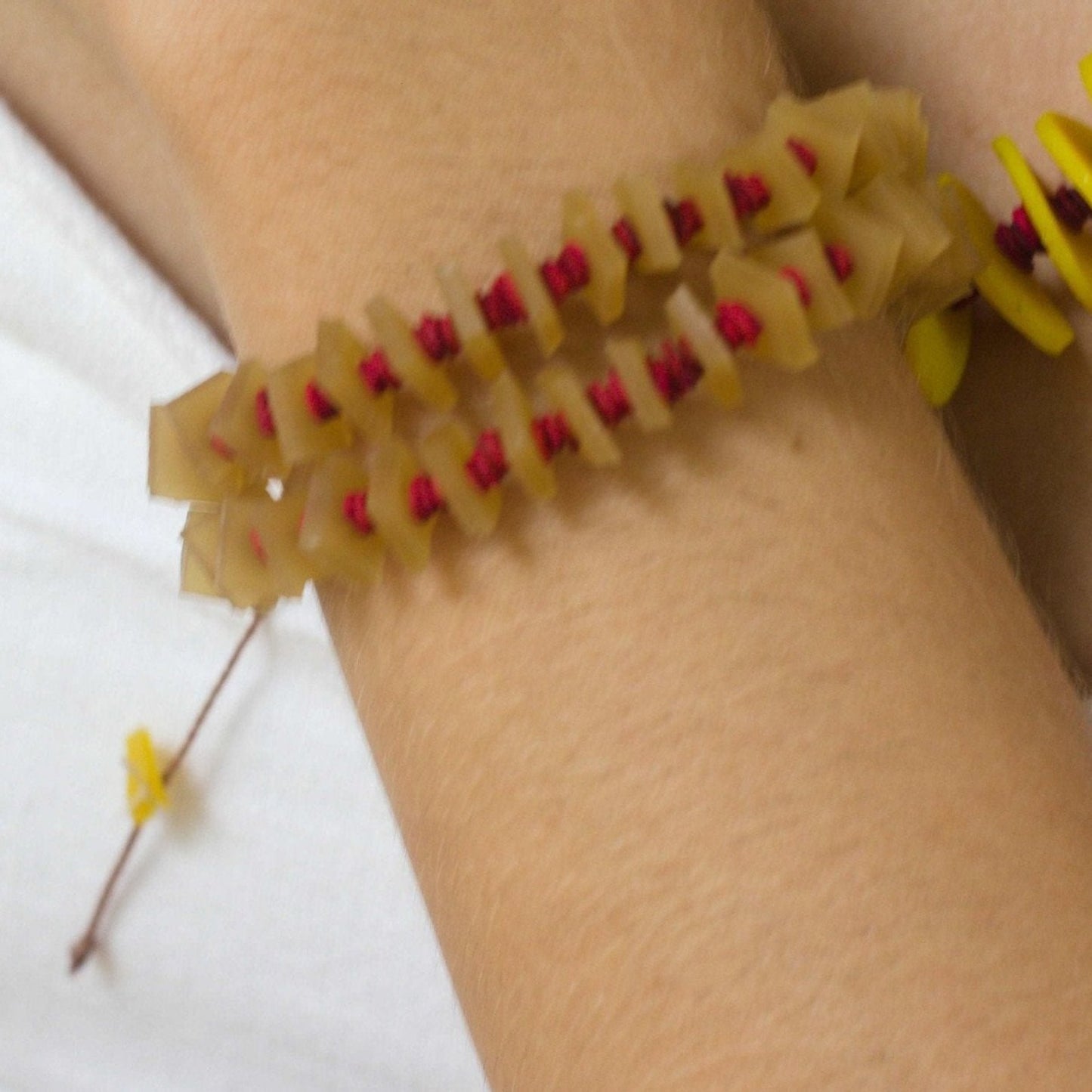 Bracelet de graines de morototo rouges et latex naturel - Communauté Jamaraqua