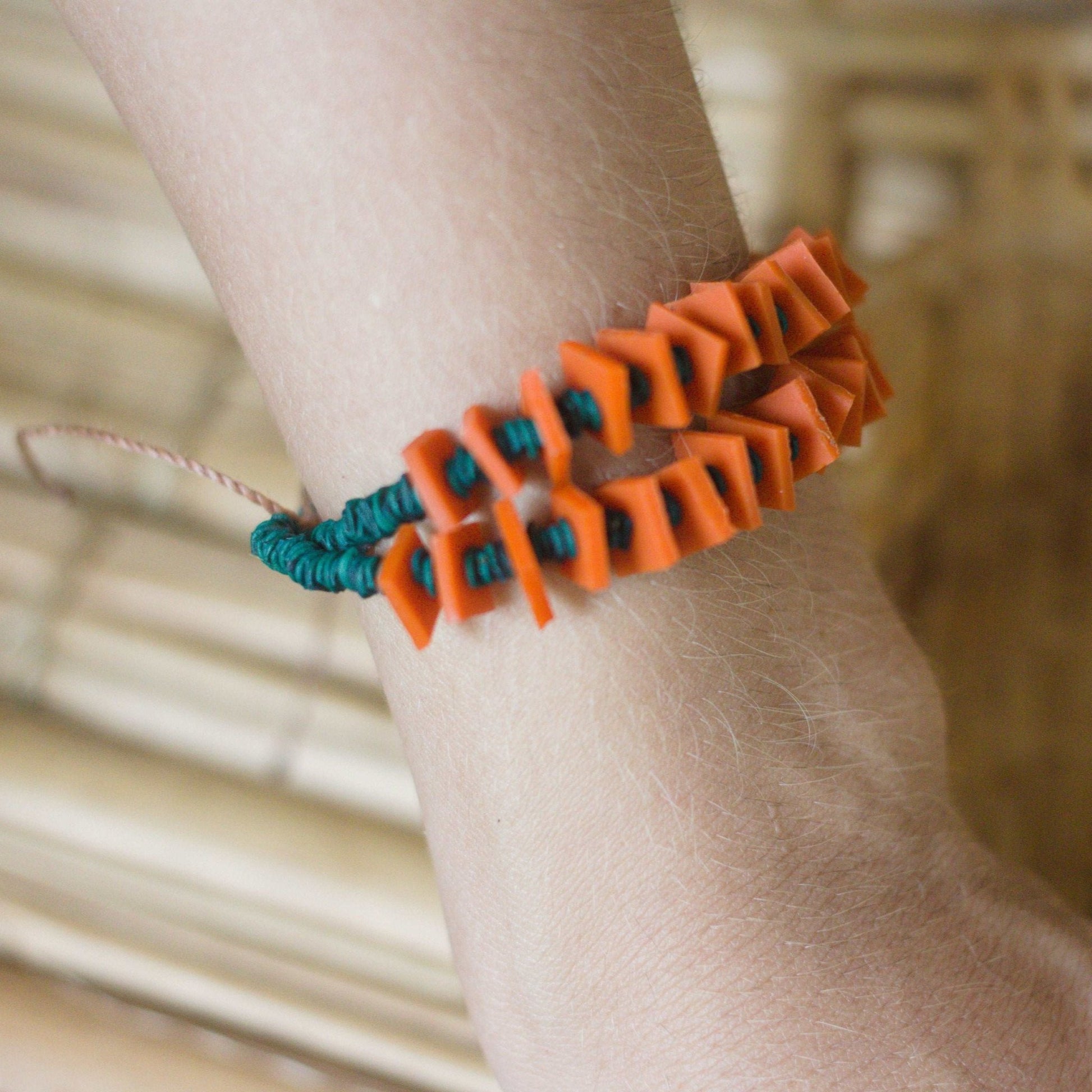 Bracelet de graines de morototo vert et latex orange - Communauté Jamaraqua