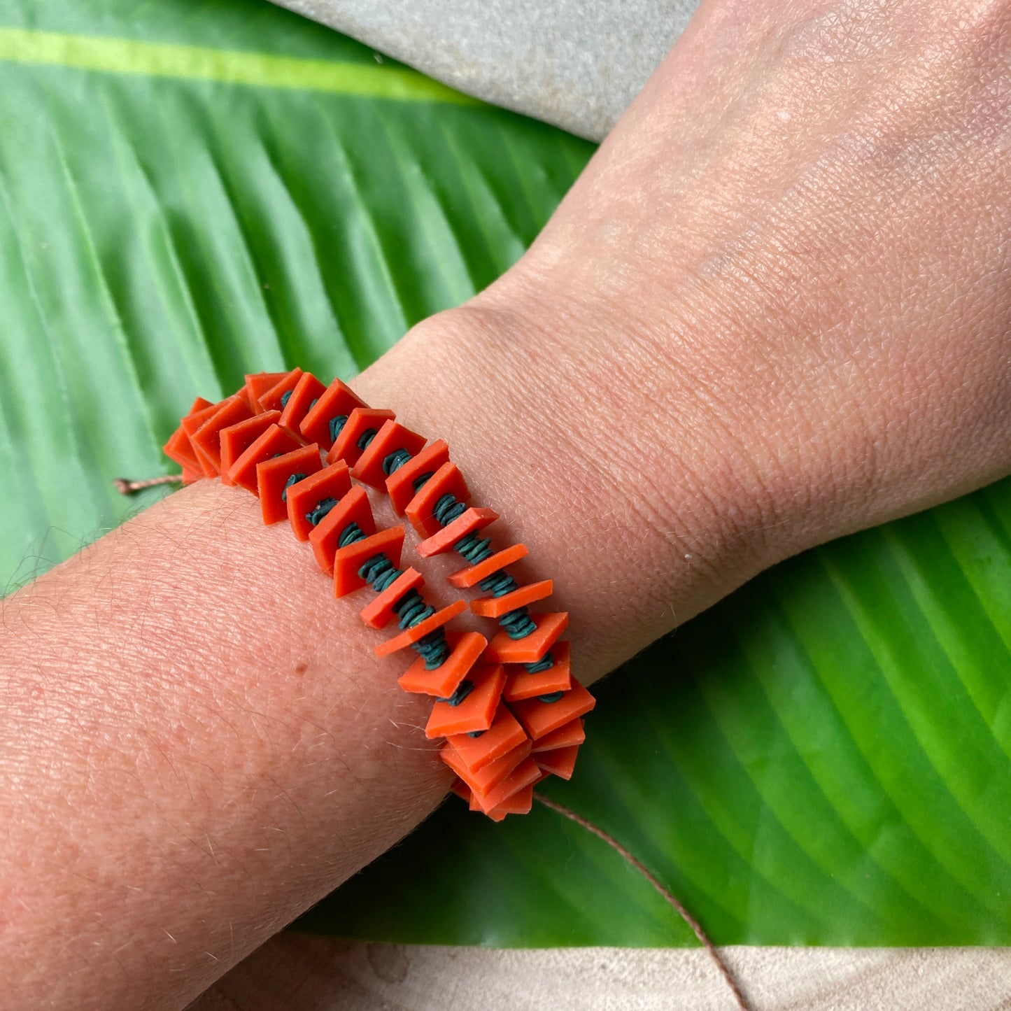 Bracelet de graines de morototo vert et latex orange - Communauté Jamaraqua