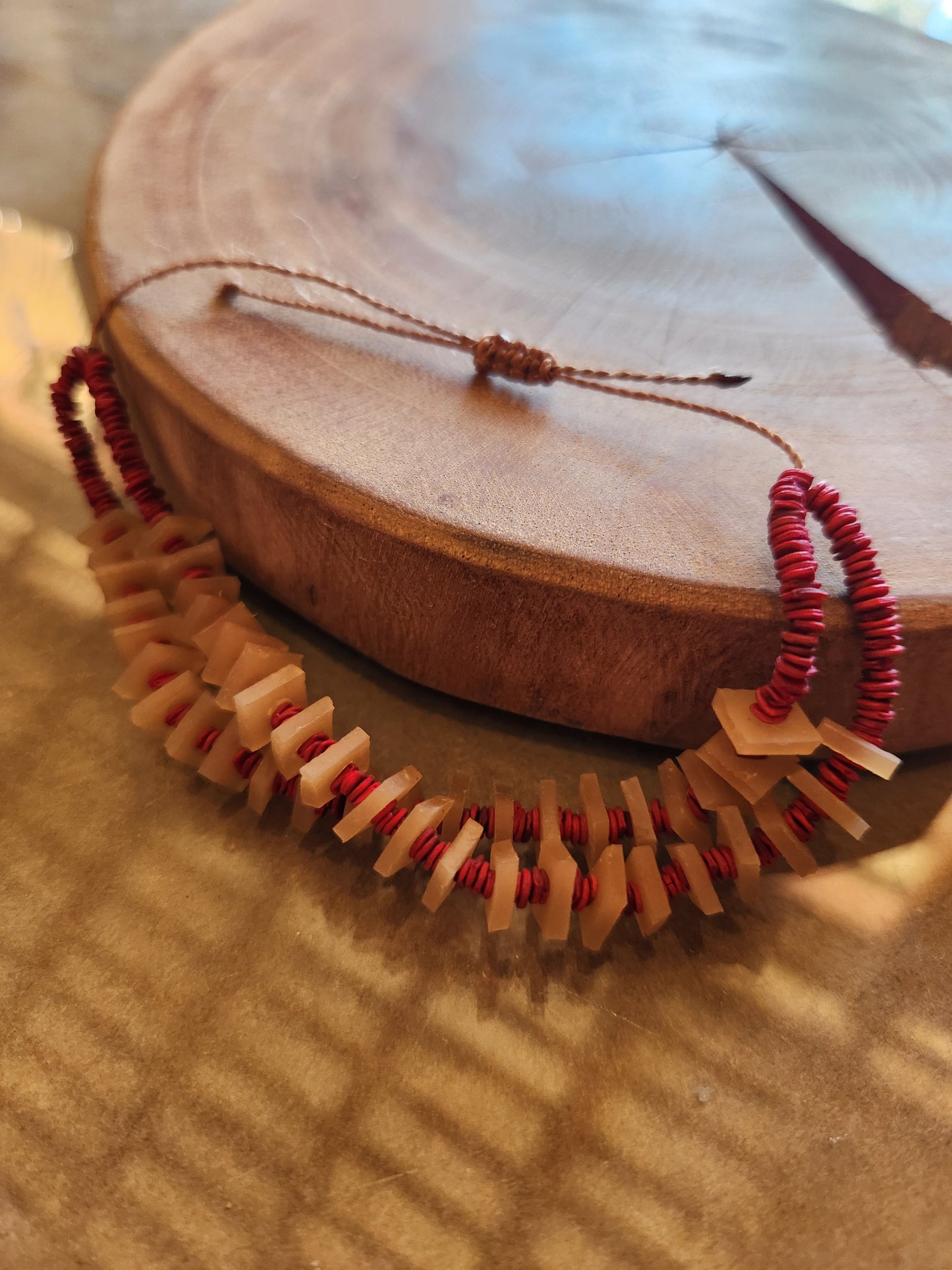 Bracelet de graines de morototo rouges et latex naturel - Communauté Jamaraqua