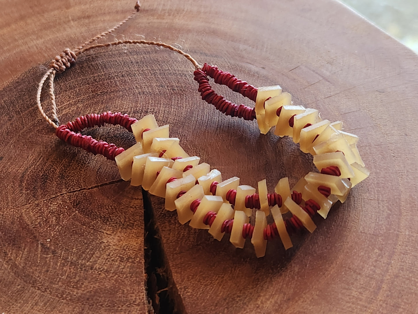 Bracelet de graines de morototo rouges et latex naturel - Communauté Jamaraqua