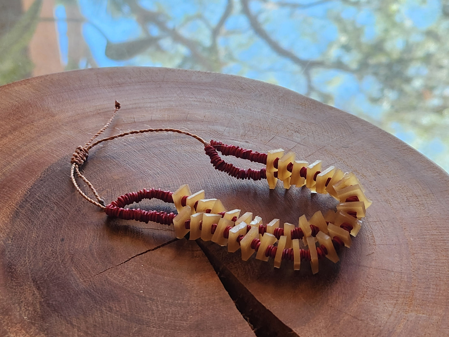 Bracelet de graines de morototo rouges et latex naturel - Communauté Jamaraqua