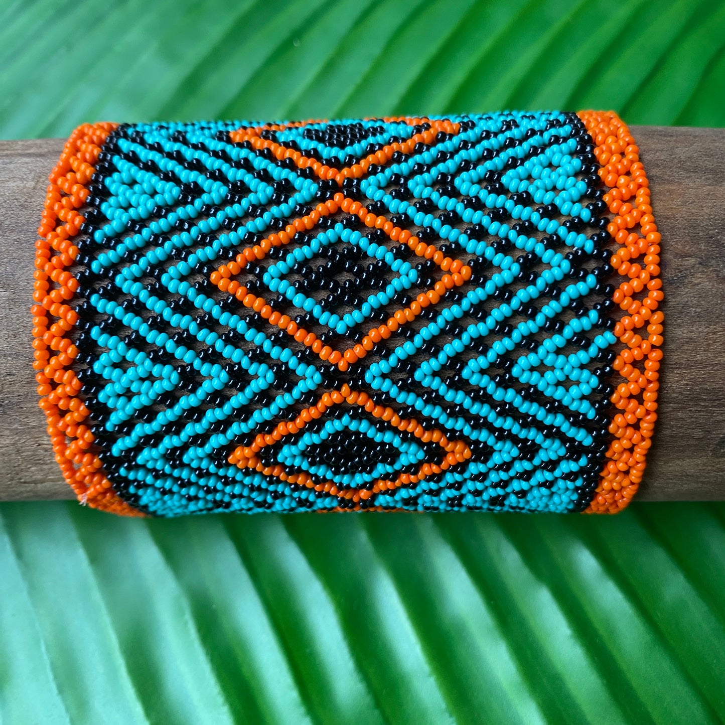 Bracelet miçanga  - bleu noir et losange orange - Ethnie Kamayura