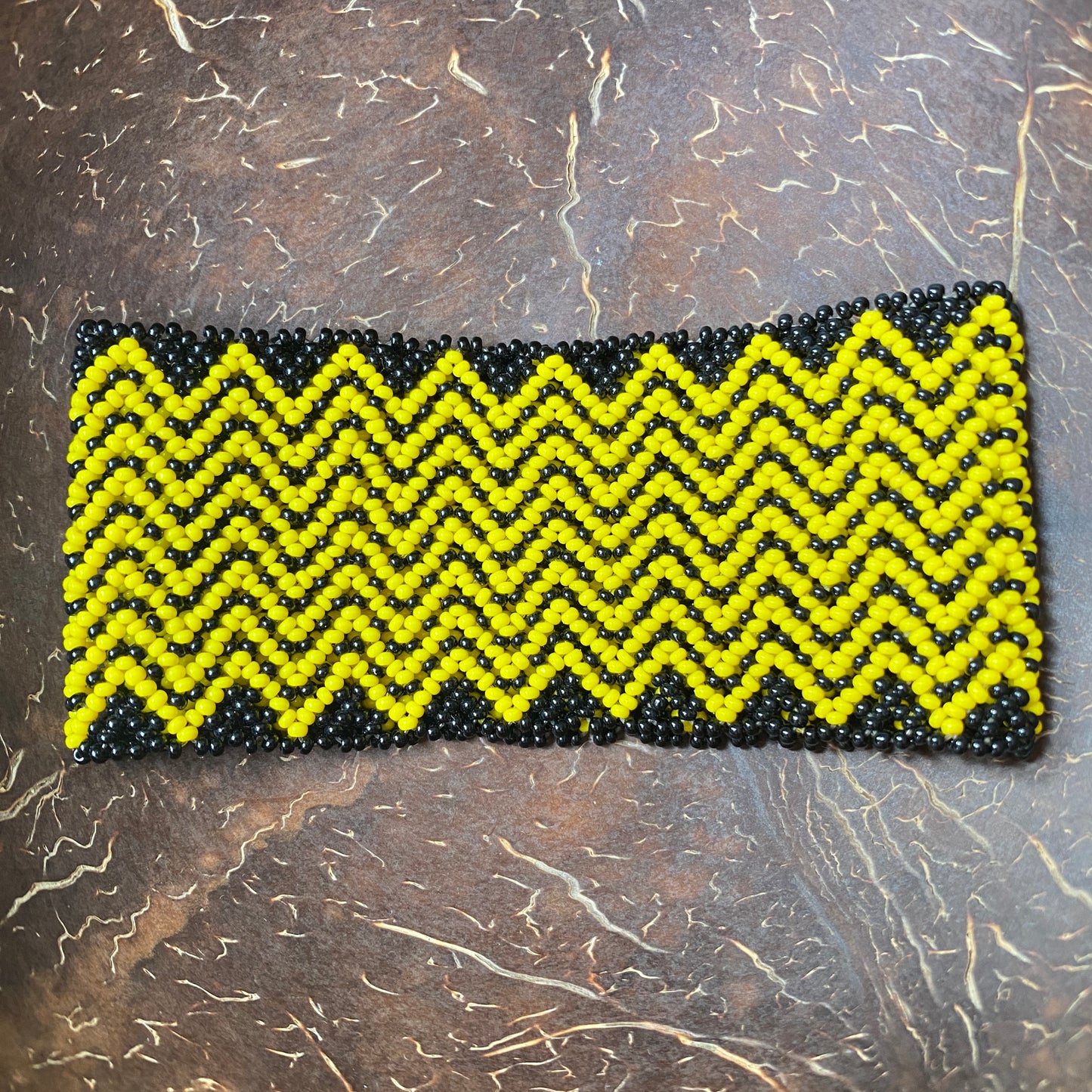 Bracelet Miçanga - moyenne taille - jaune et noir vagues - Ethnie Kayapo