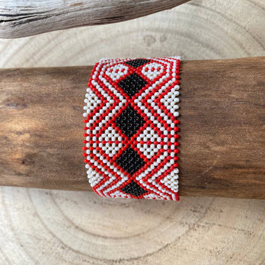 Bracelet Miçanga - petite taille - rouge et blanc losange noir - Ethnie Kayapo