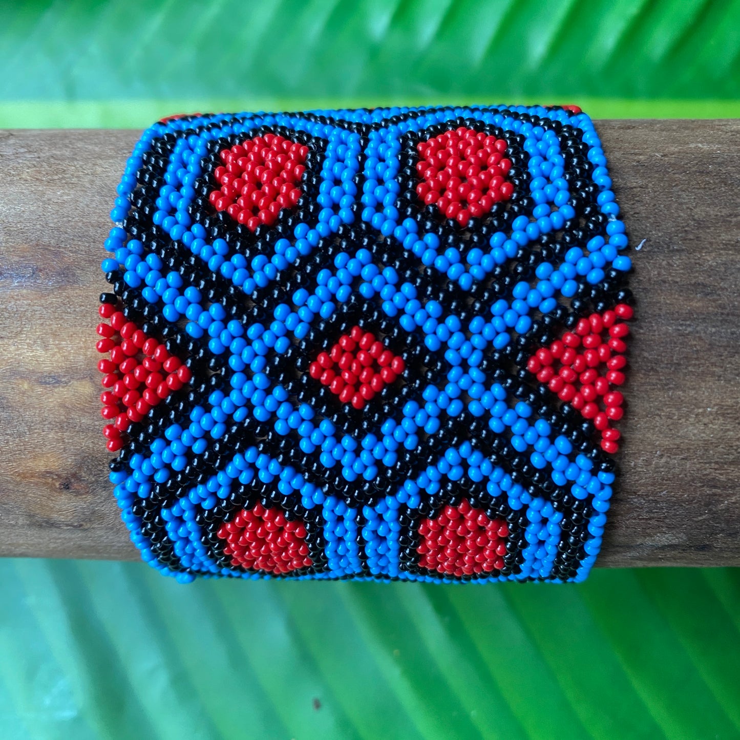 Bracelet Miçanga - petite taille - bleu rouge et noir - Ethnie Kayapo