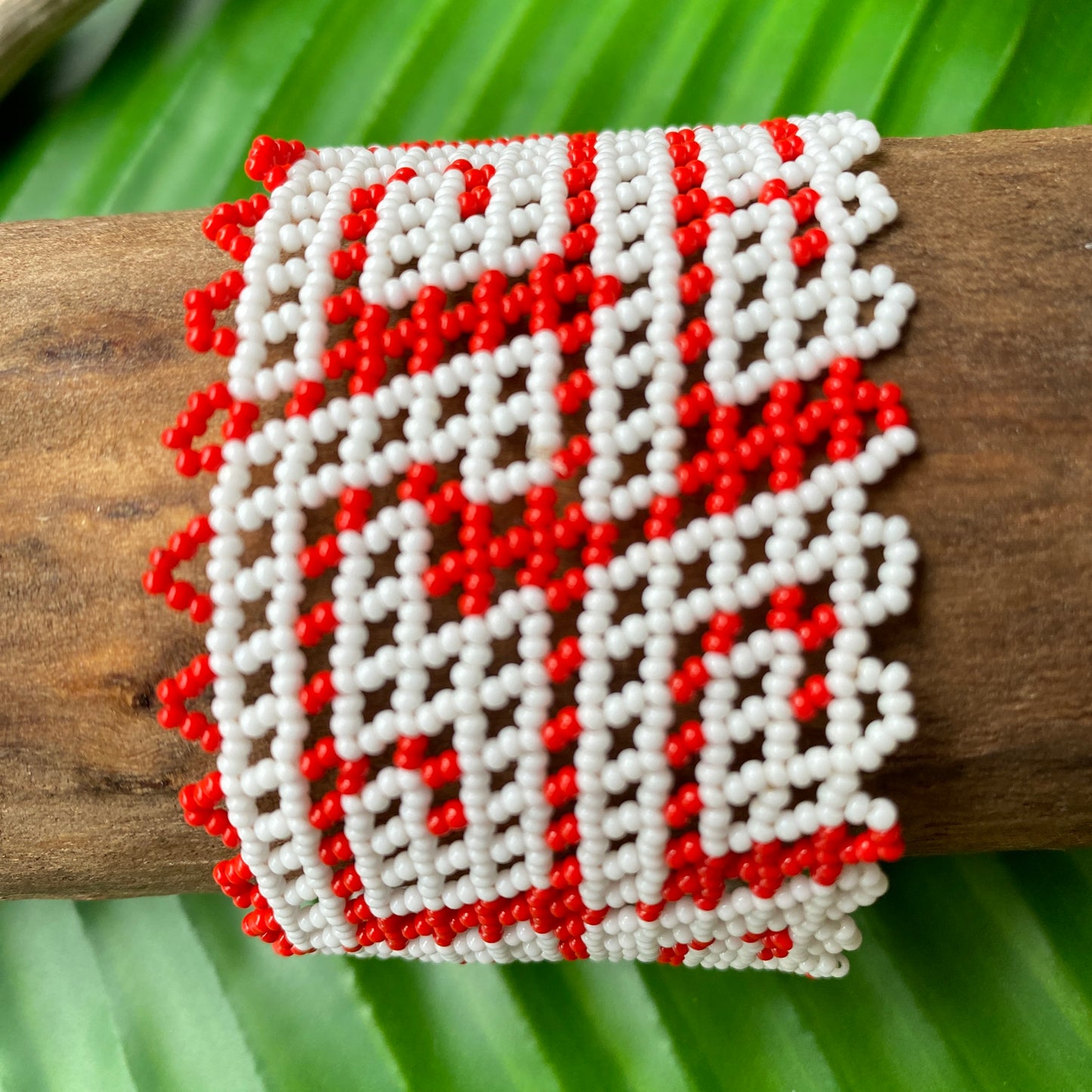 Bracelet Miçanga - petite taille - rouge et blanc dentelé - Ethnie Kayapo