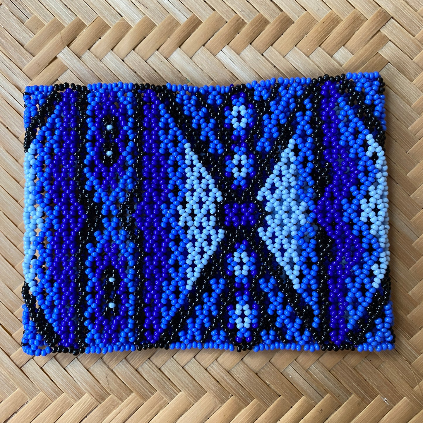 Bracelet Miçanga - bleu et noir en croix - Ethnie Mehinako