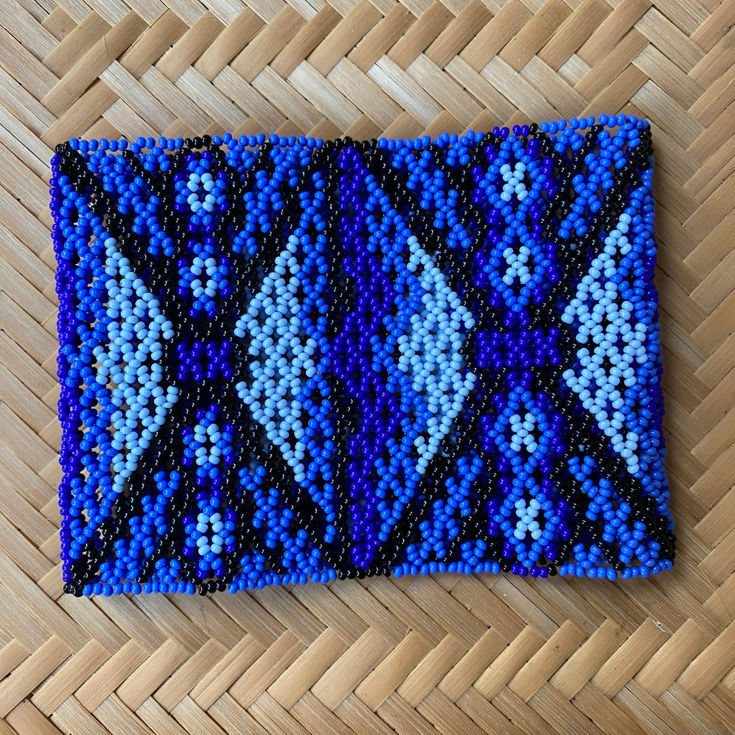 Bracelet Miçanga - bleu et noir en croix - Ethnie Mehinako