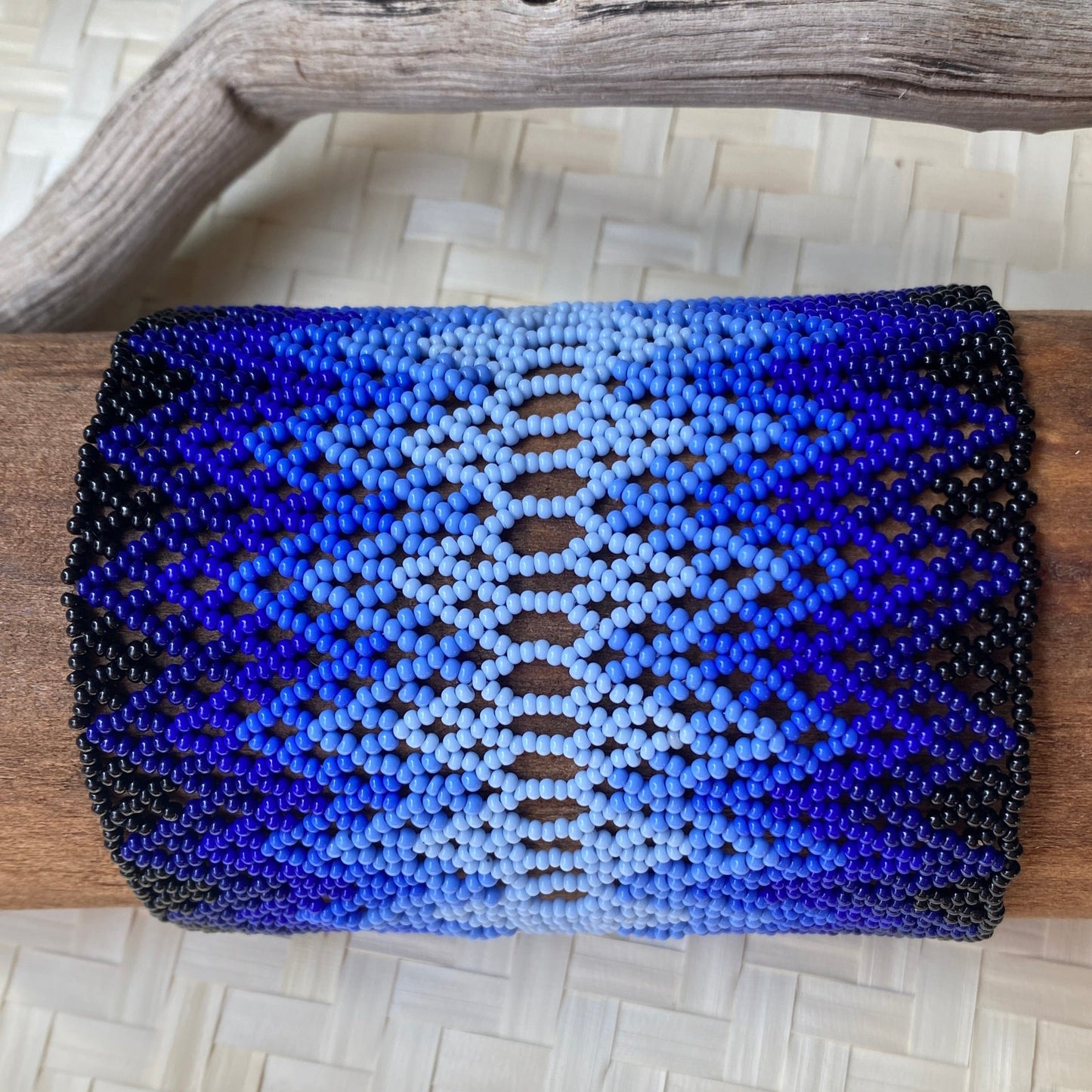 Bracelet Miçanga - bleu et noir en vague - Ethnie Mehinako