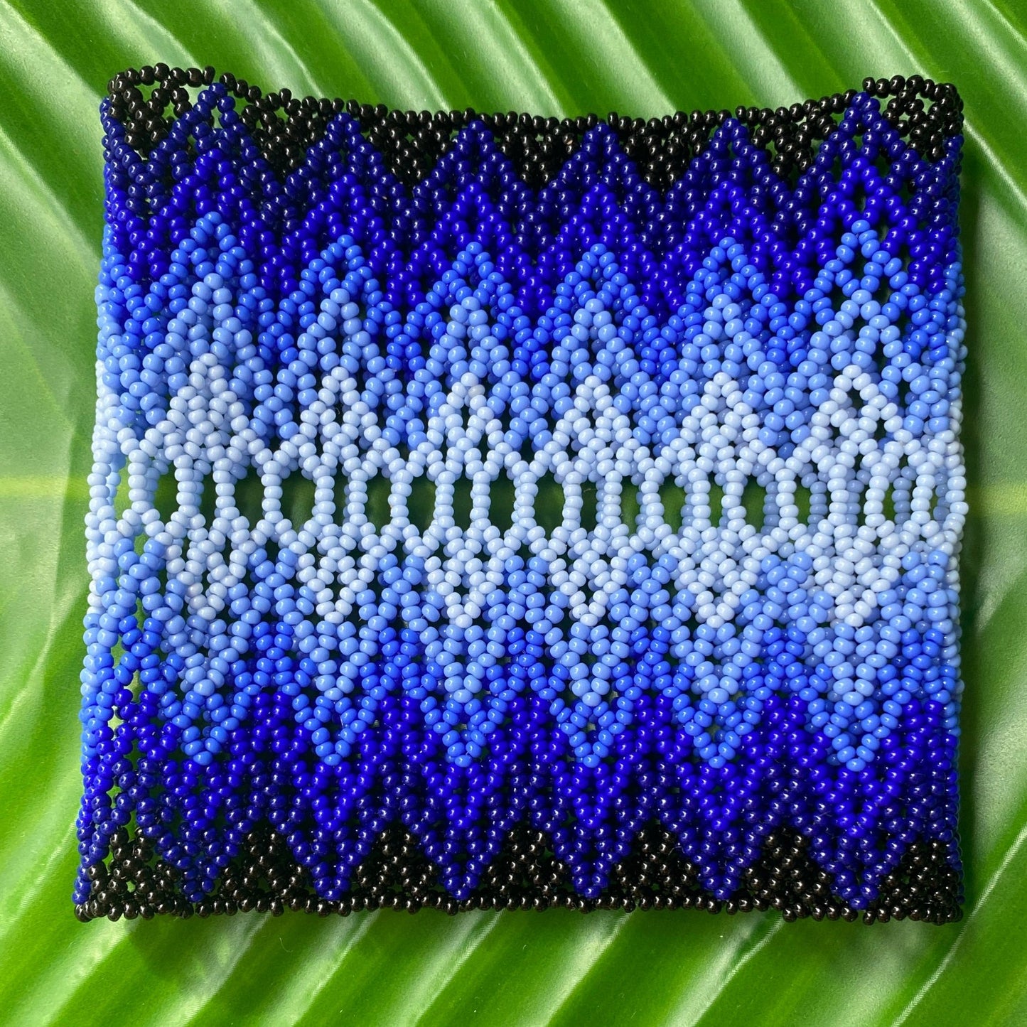 Bracelet Miçanga - bleu et noir en vague - Ethnie Mehinako