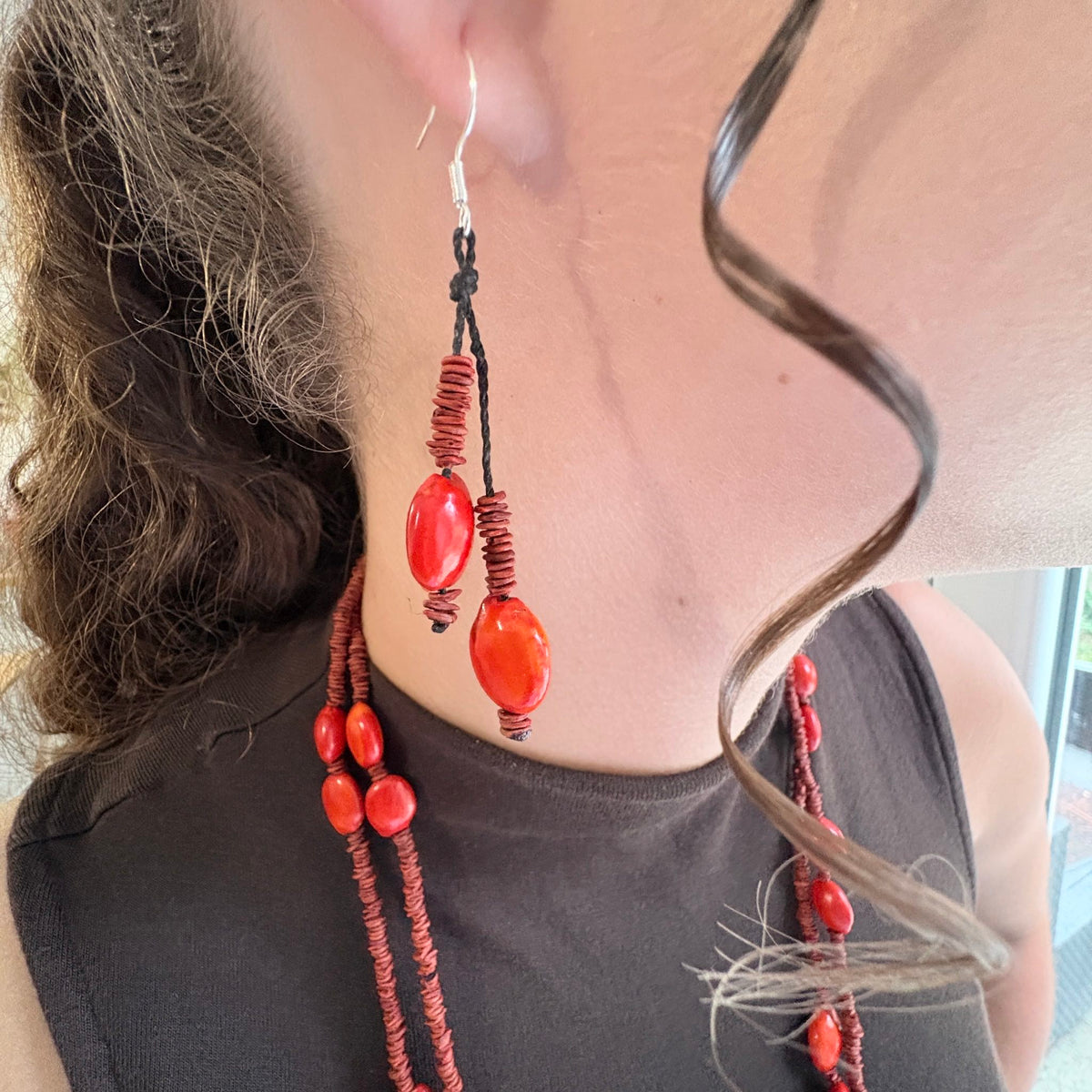 Collar de semillas de morototo verde y tento rojo