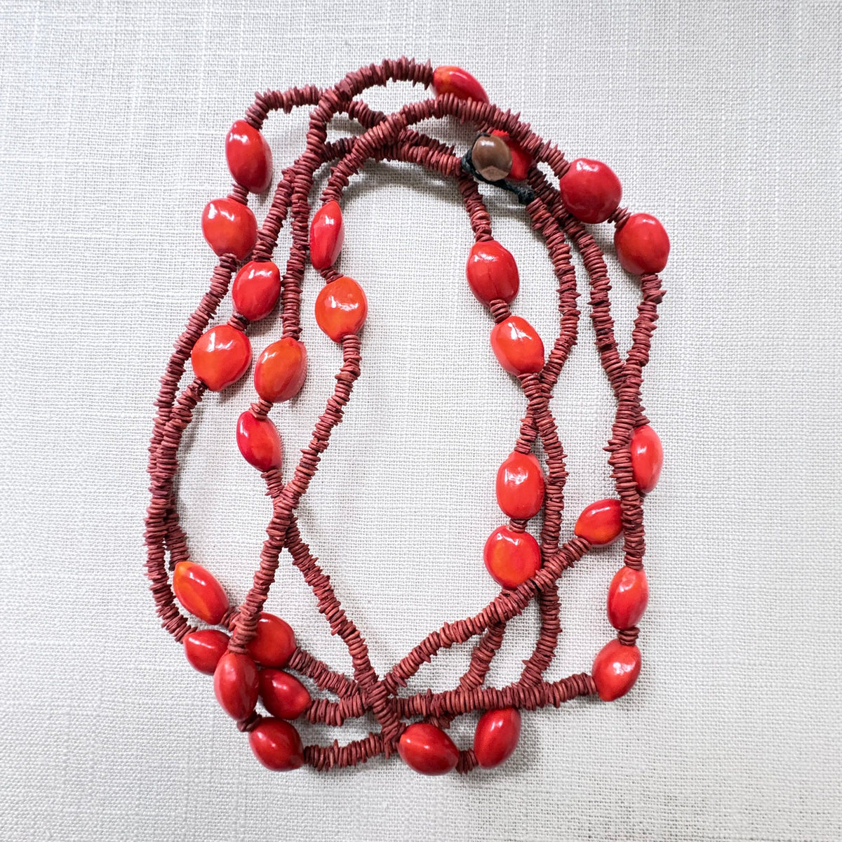 Collar de semillas de morototo verde y tento rojo