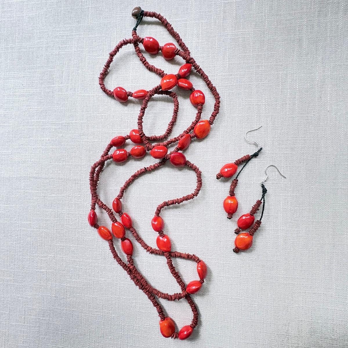 Collar de semillas de morototo verde y tento rojo