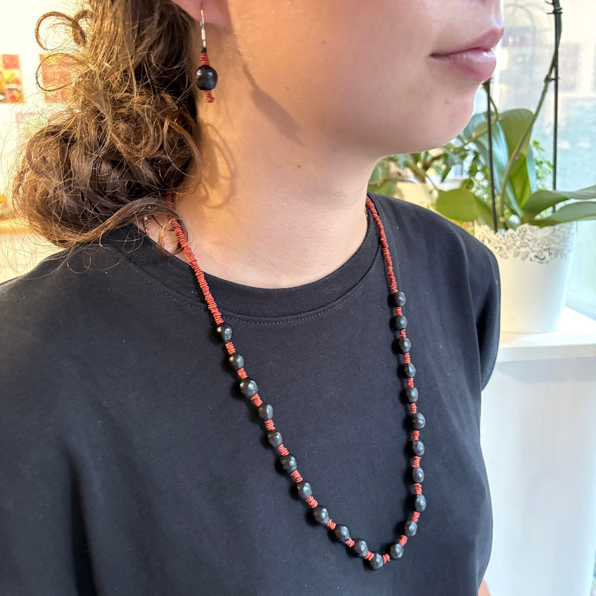Collar de semillas de morototo verde y tento rojo