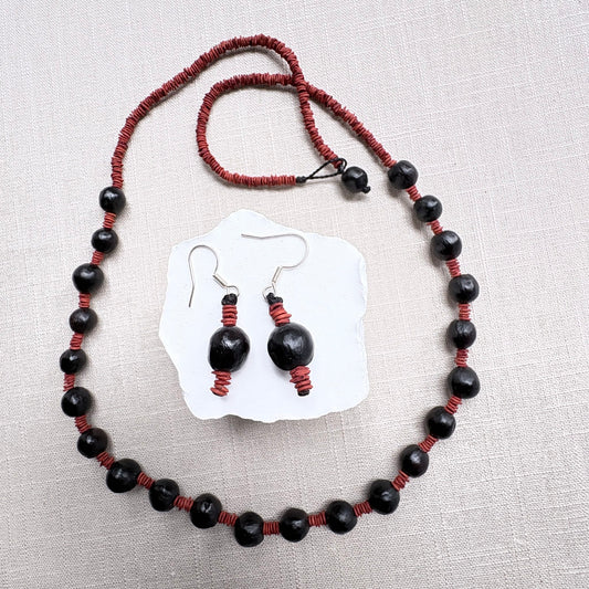 Collar de semillas de morototo verde y tento rojo