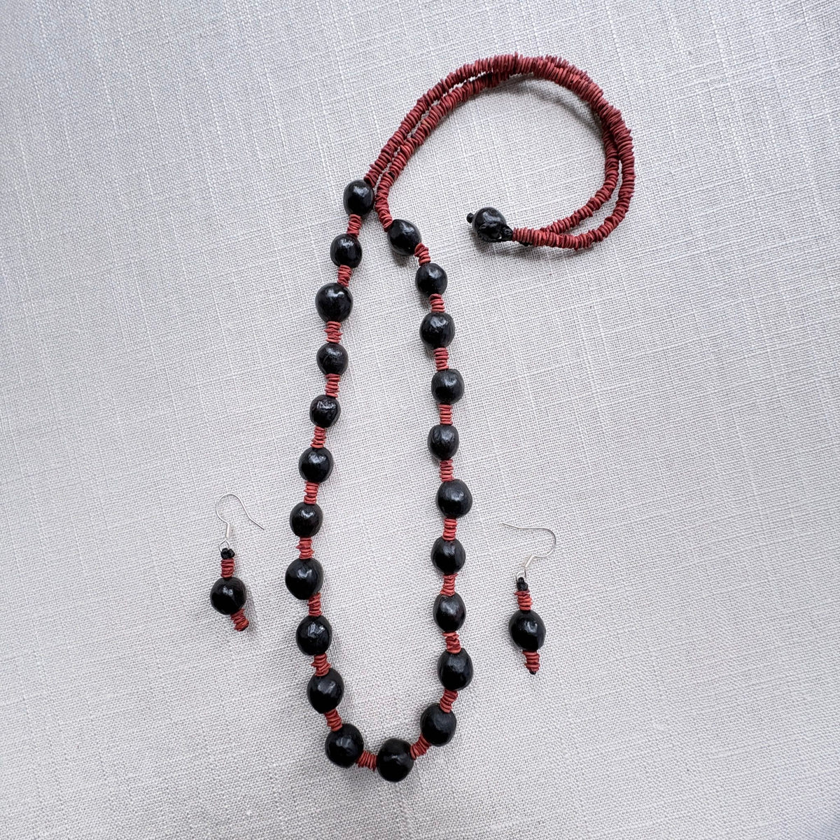 Collar de semillas de morototo verde y tento rojo