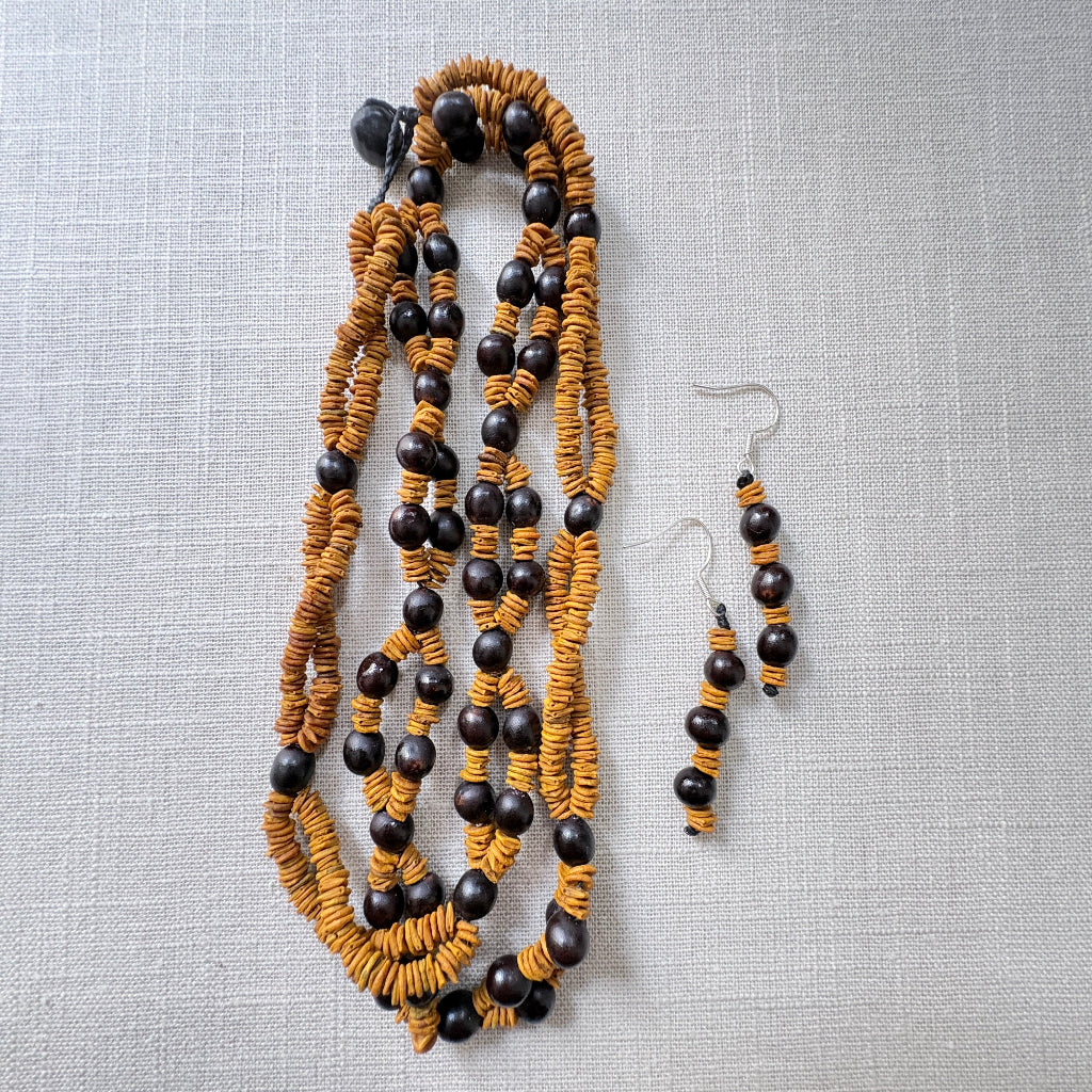 Collier et boucles d’oreilles artisanales en graines naturelles de morototo et saboneteira