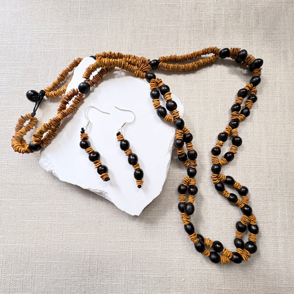 Parure artisanale avec collier et boucles d’oreilles en graines naturelles de Jamaraqua