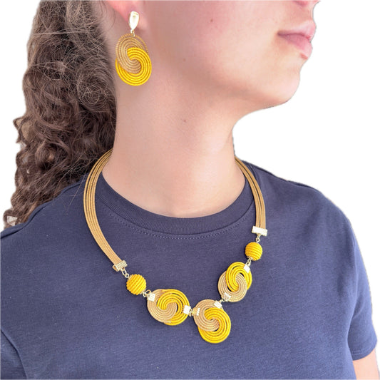 Parure collier et boucles d'oreilles Capim Dourado et buriti jaune