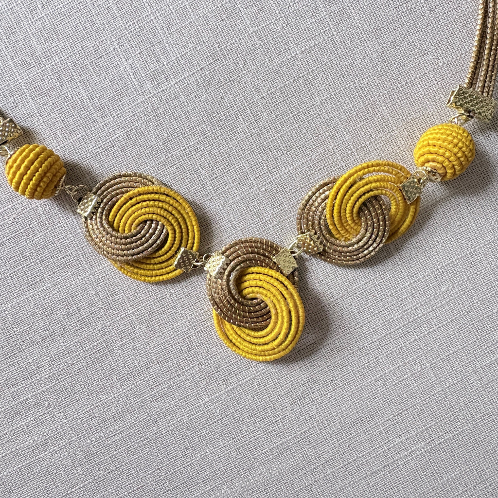 Parure collier et boucles d'oreilles Capim Dourado et buriti jaune