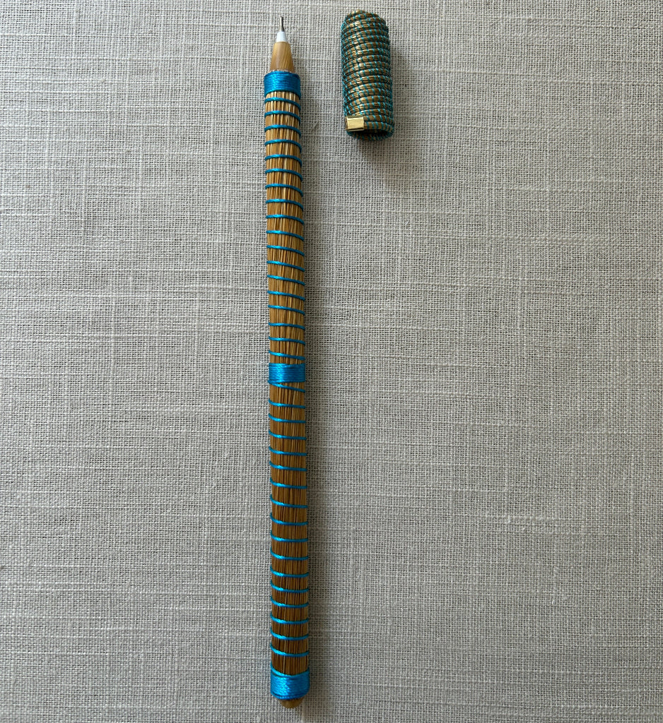 Stylo-Capim-Dourado-Spiro-Fil-soie-bleu