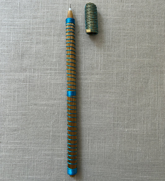 Stylo-Capim-Dourado-Spiro-Fil-soie-bleu