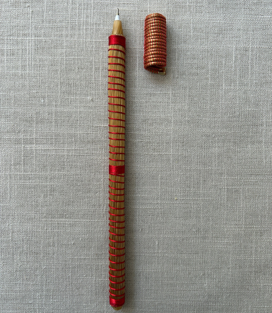 Stylo-Capim-Dourado-Spiro-Fil-soie-rouge