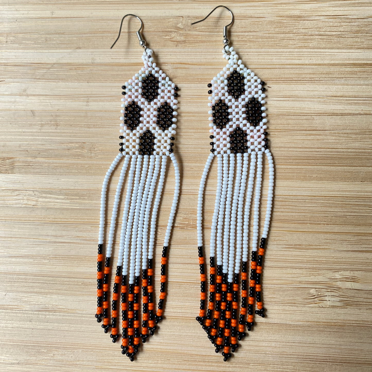 Boucles d'oreilles Miçanga - Blanche et noir - Pointe orange et noir- Ethnie Wai Wai