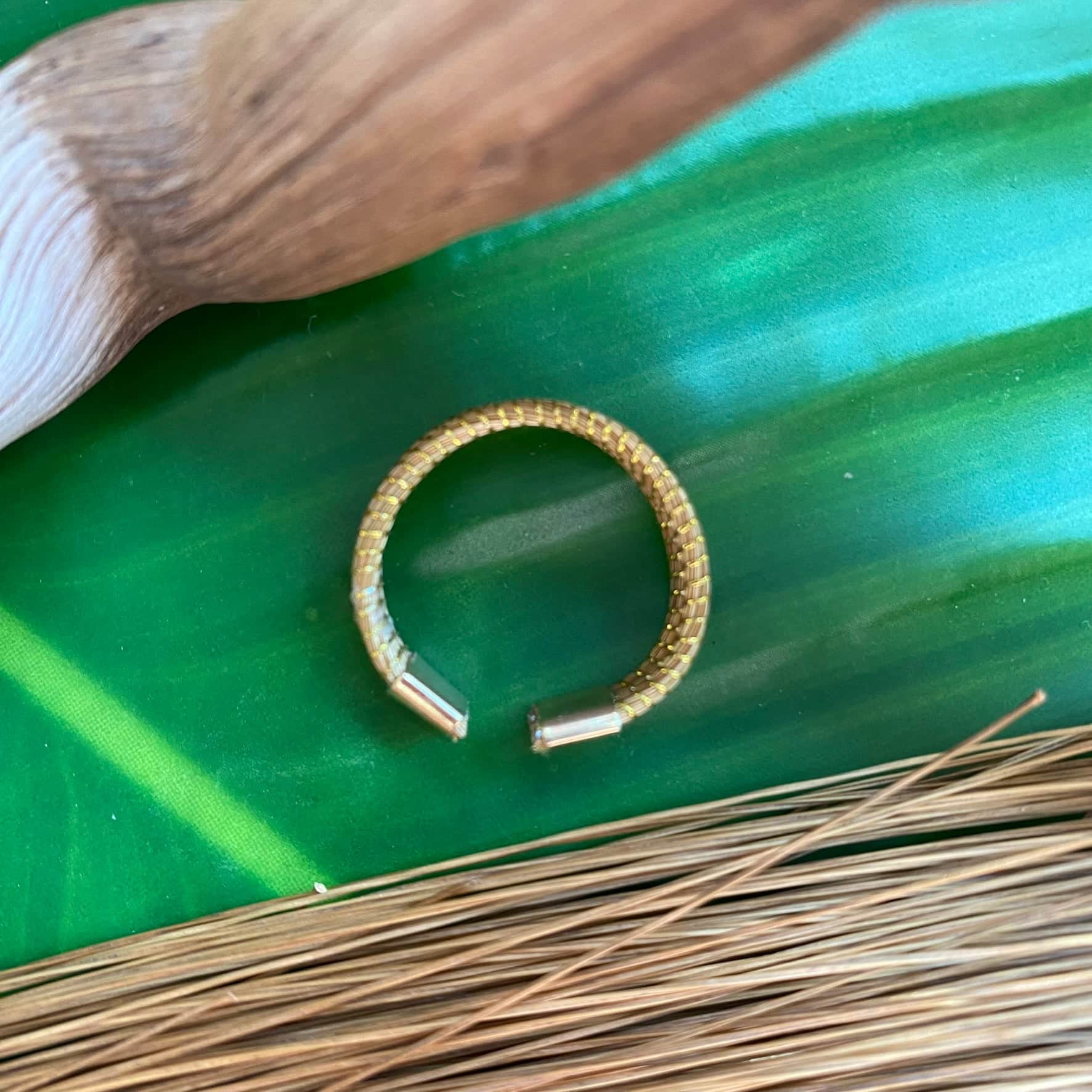 Bague Capim Dourado 3 lignes Bague Artisan local travaillant le Capim Dourado dans l&#39;état du Tocantins au centre-est du Brésil 