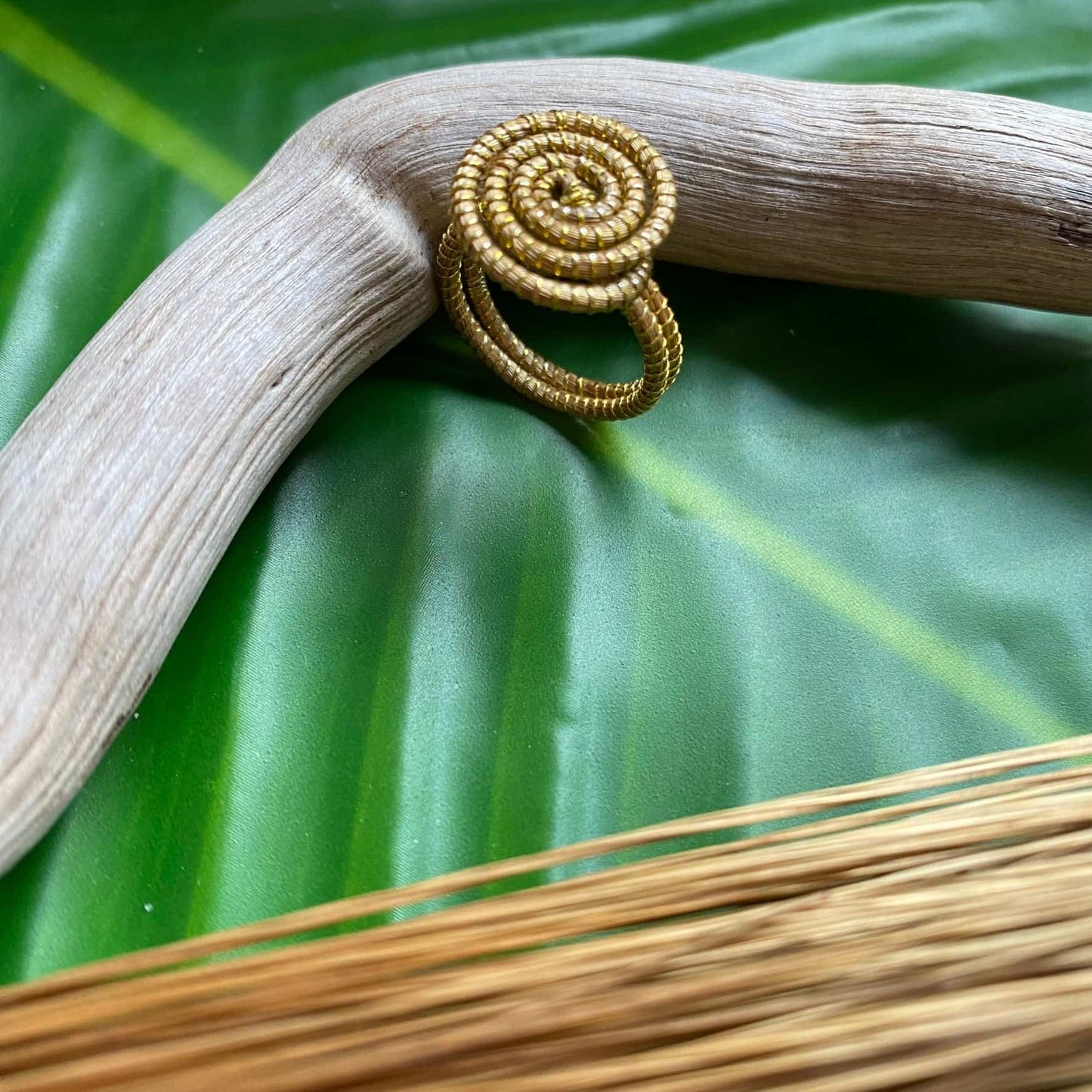 Bague Capim Dourado mandala Bague Artisan local travaillant le Capim Dourado dans l'état du Tocantins au centre-est du Brésil 