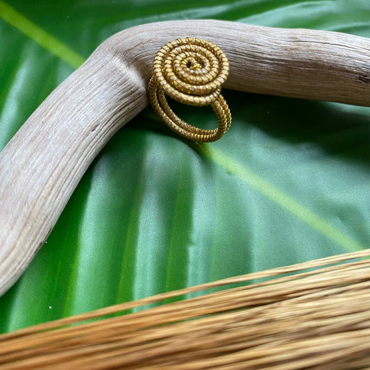 Bague Capim Dourado mandala Bague Artisan local travaillant le Capim Dourado dans l'état du Tocantins au centre-est du Brésil 