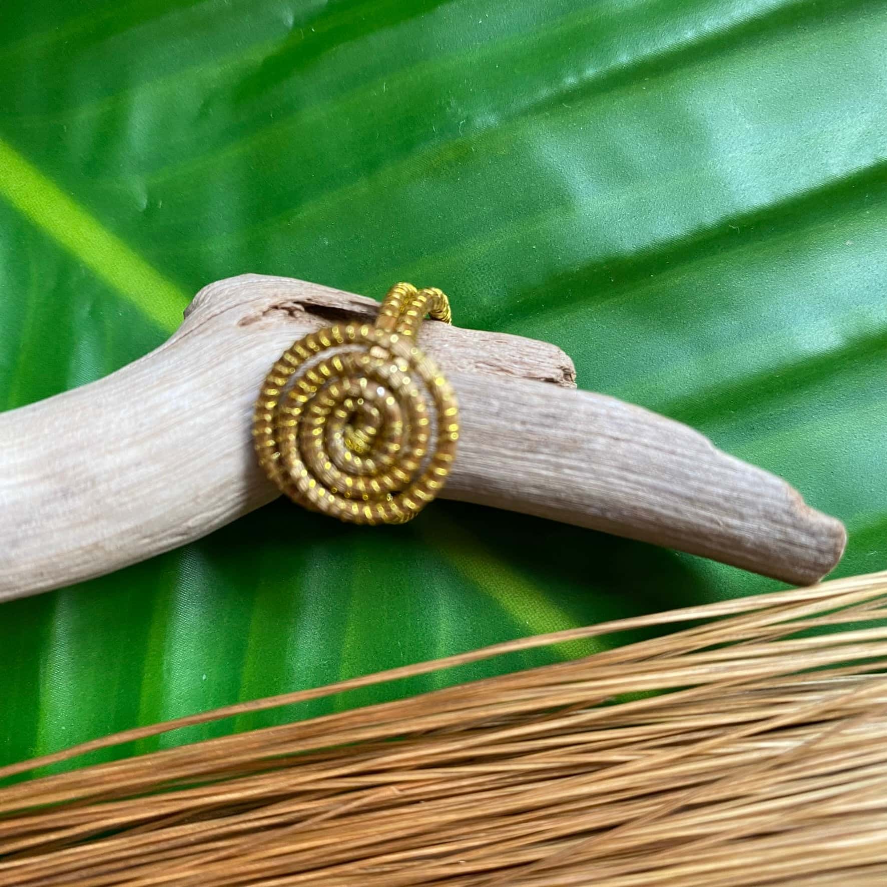 Bague Capim Dourado mandala Bague Artisan local travaillant le Capim Dourado dans l'état du Tocantins au centre-est du Brésil 