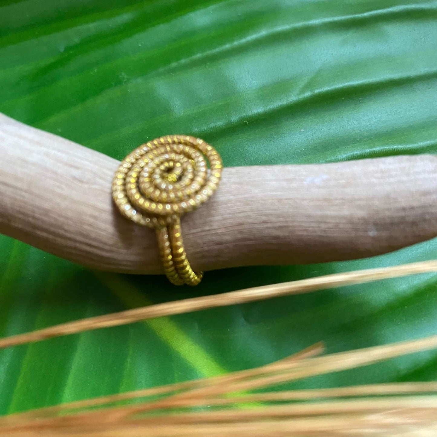 Bague Capim Dourado mandala Bague Artisan local travaillant le Capim Dourado dans l'état du Tocantins au centre-est du Brésil 
