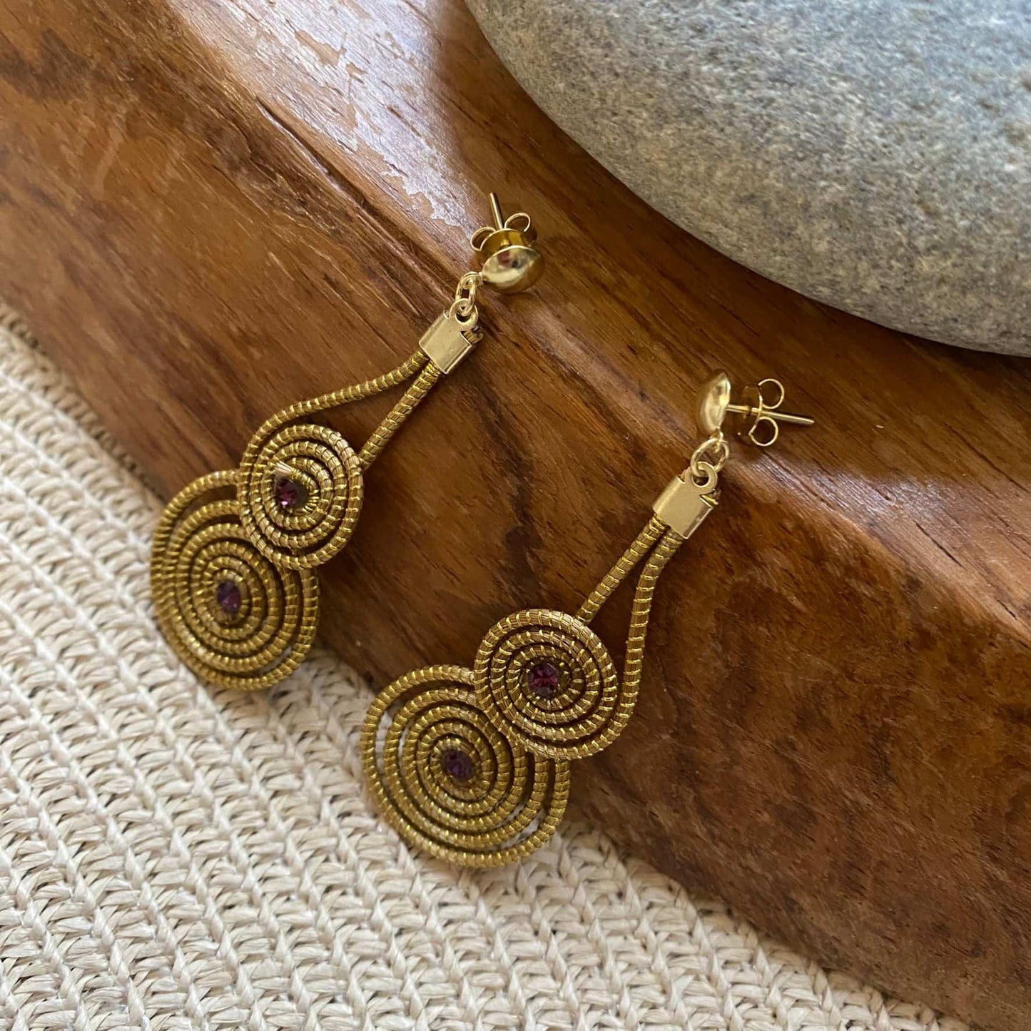 Boucles d'oreilles Capim Dourado 2 mandalas cristal améthyste superposés Boucles d'oreilles Artisan local travaillant le Capim Dourado dans l'état du Tocantins au centre-est du Brésil 