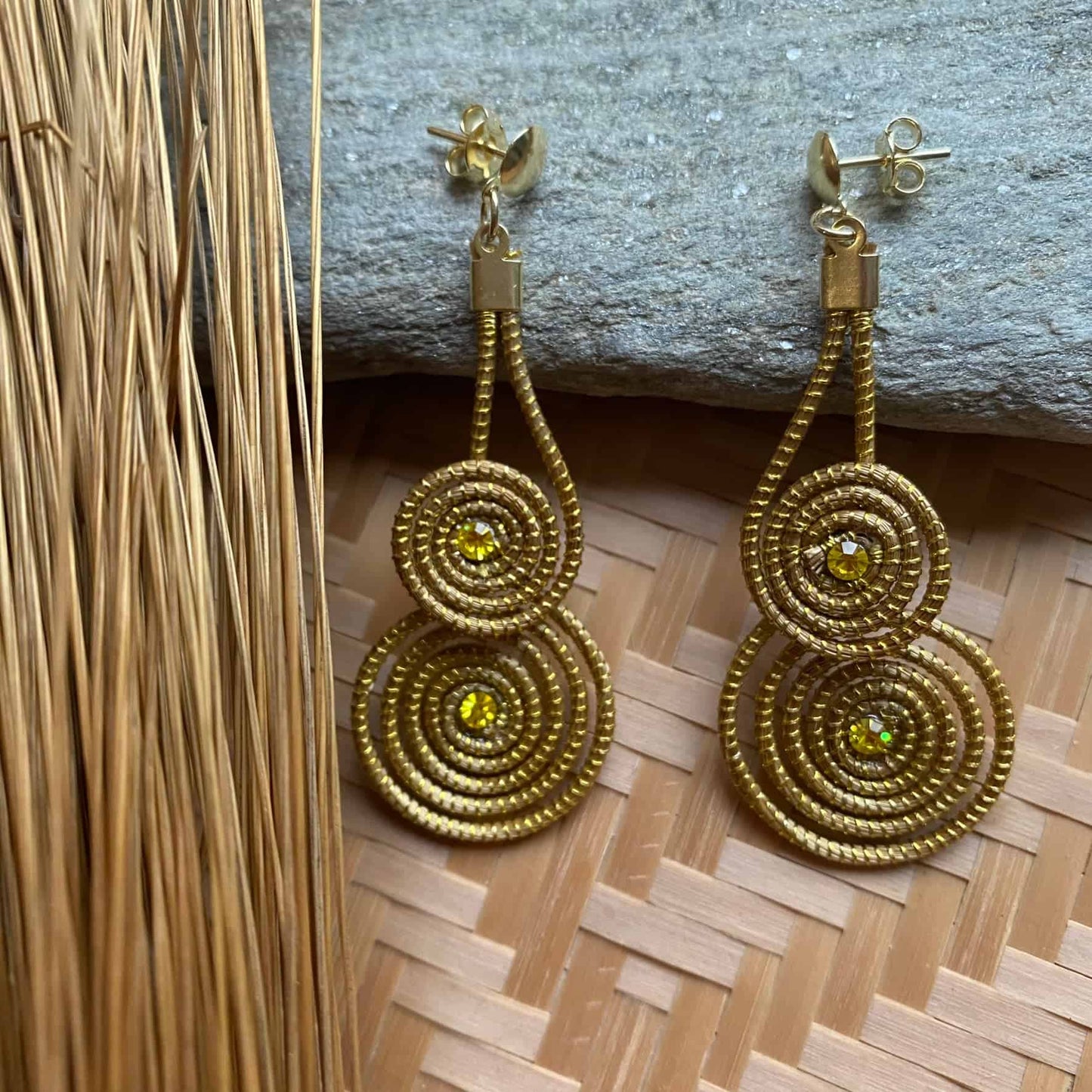 Boucles d'oreilles Capim Dourado 2 mandalas cristal citrine superposés Boucles d'oreilles Artisan local travaillant le Capim Dourado dans l'état du Tocantins au centre-est du Brésil 