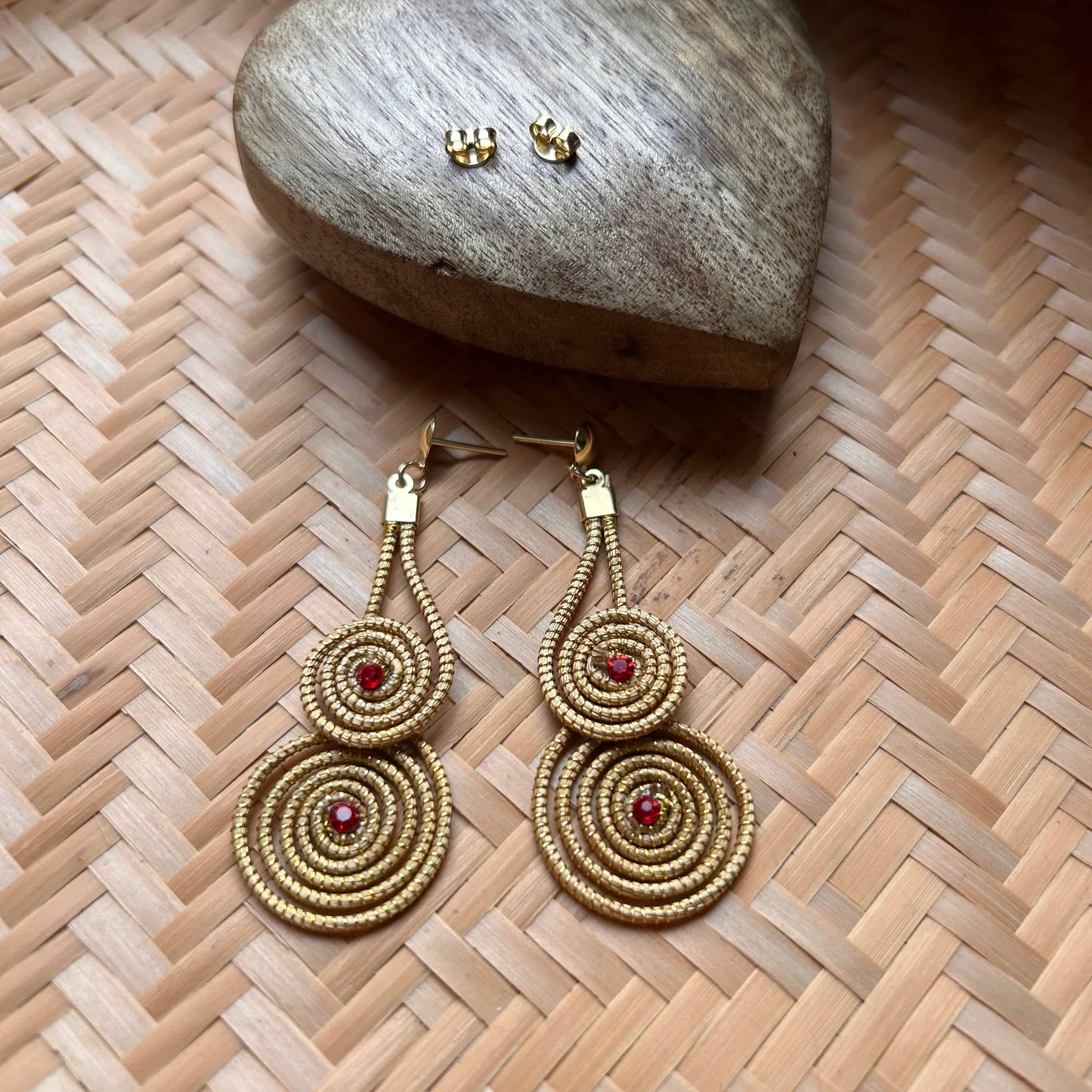 Boucles d&#39;oreilles Capim Dourado 2 mandalas cristal rubis superposés Boucles d&#39;oreilles Artisan local travaillant le Capim Dourado dans l&#39;état du Tocantins au centre-est du Brésil 