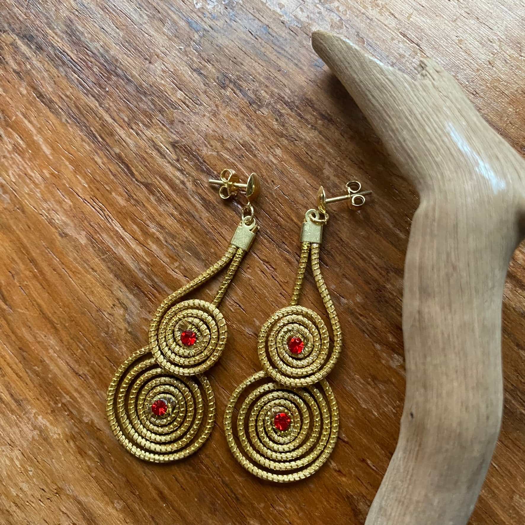 Boucles d&#39;oreilles Capim Dourado 2 mandalas cristal rubis superposés Boucles d&#39;oreilles Artisan local travaillant le Capim Dourado dans l&#39;état du Tocantins au centre-est du Brésil 