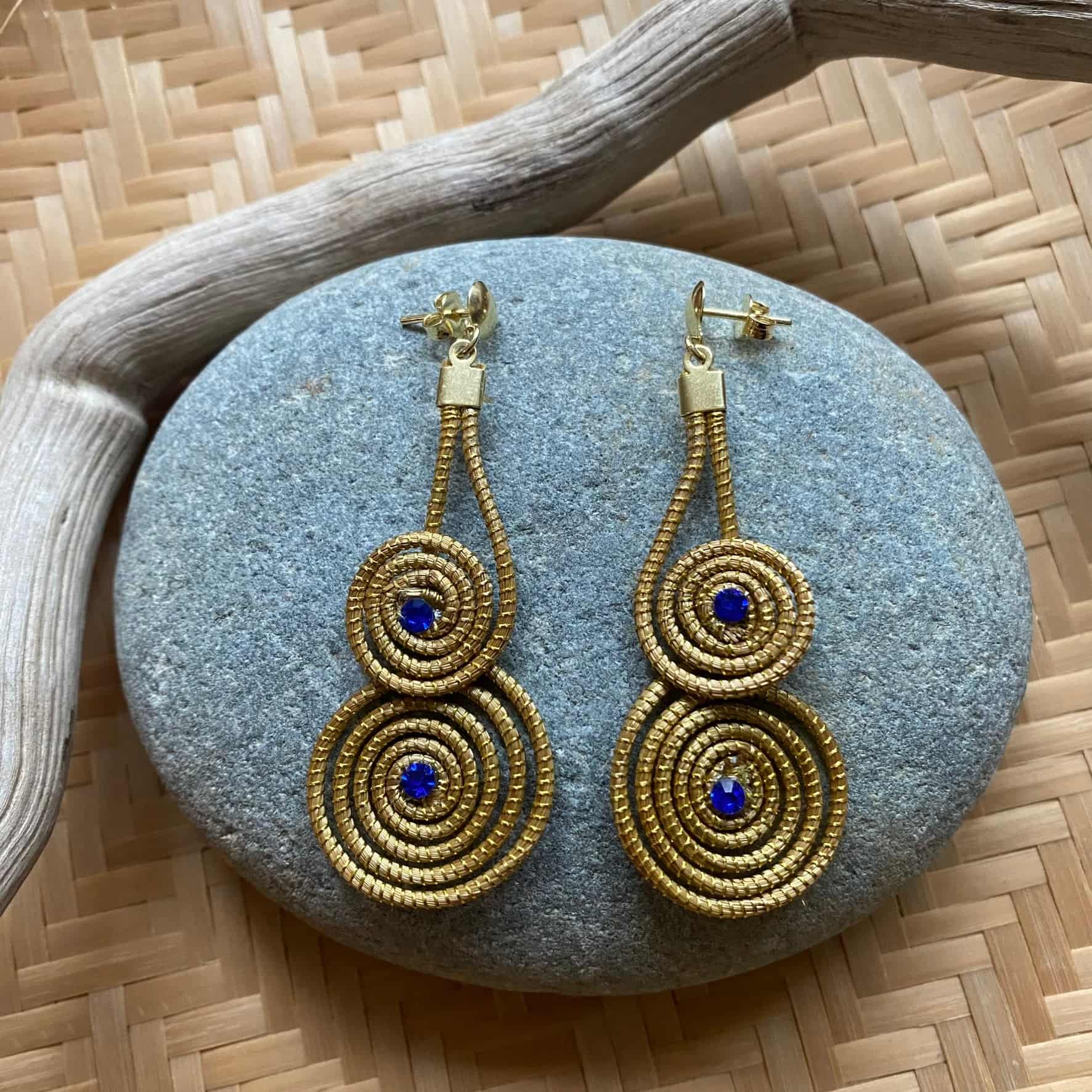 Boucles d'oreilles Capim Dourado 2 mandalas cristal saphir superposés Boucles d'oreilles Artisan local travaillant le Capim Dourado dans l'état du Tocantins au centre-est du Brésil 