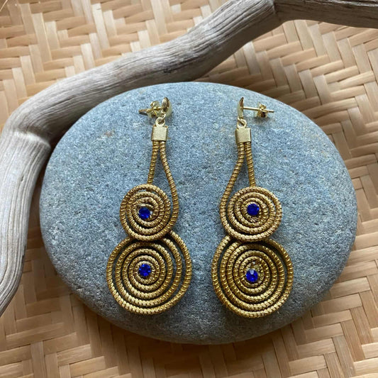 Boucles d'oreilles Capim Dourado 2 mandalas cristal saphir superposés Boucles d'oreilles Artisan local travaillant le Capim Dourado dans l'état du Tocantins au centre-est du Brésil 