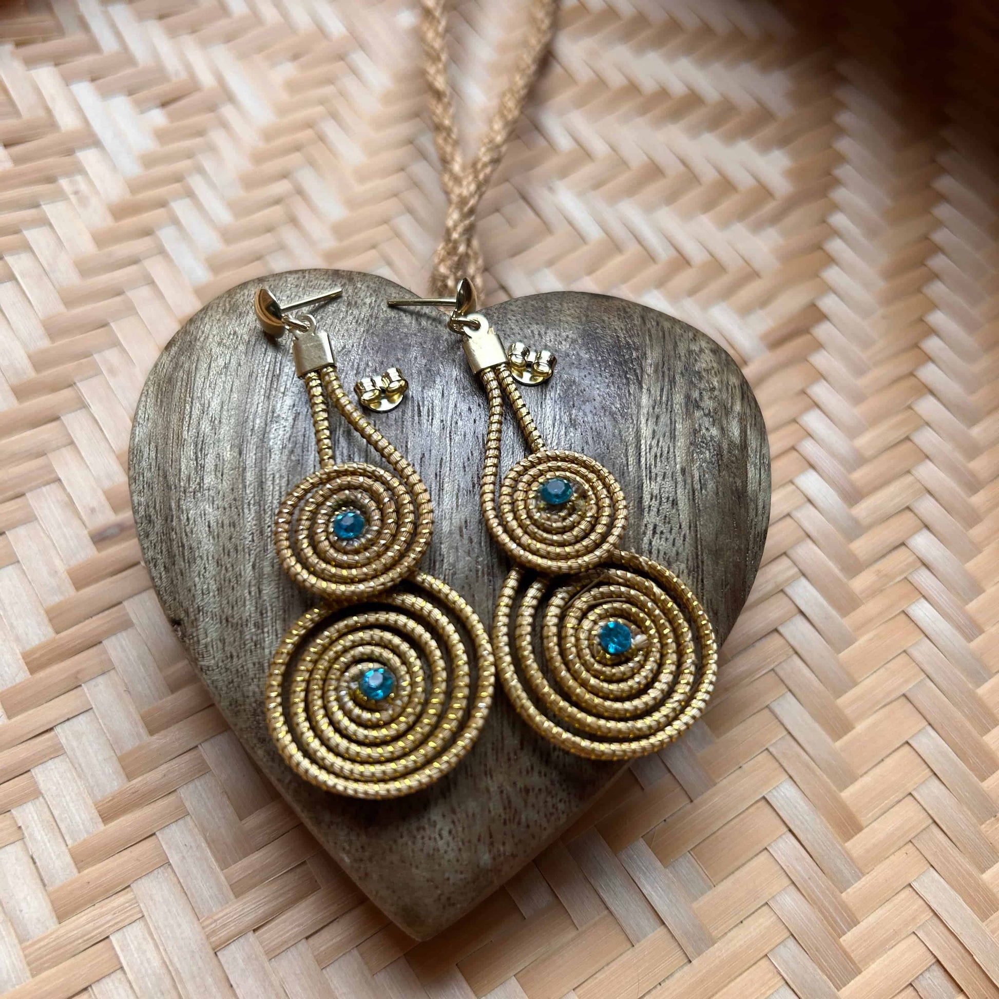 Boucles d&#39;oreilles Capim Dourado 2 mandalas cristal turquoise superposés Boucles d&#39;oreilles Artisan local travaillant le Capim Dourado dans l&#39;état du Tocantins au centre-est du Brésil 