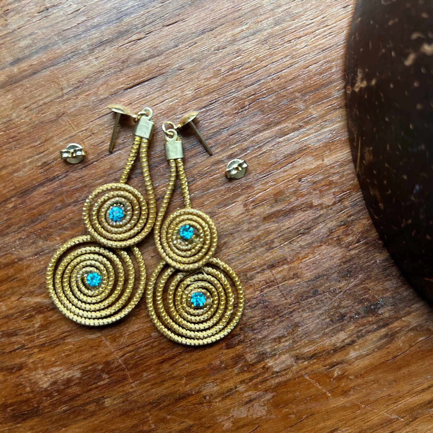 Boucles d&#39;oreilles Capim Dourado 2 mandalas cristal turquoise superposés Boucles d&#39;oreilles Artisan local travaillant le Capim Dourado dans l&#39;état du Tocantins au centre-est du Brésil 