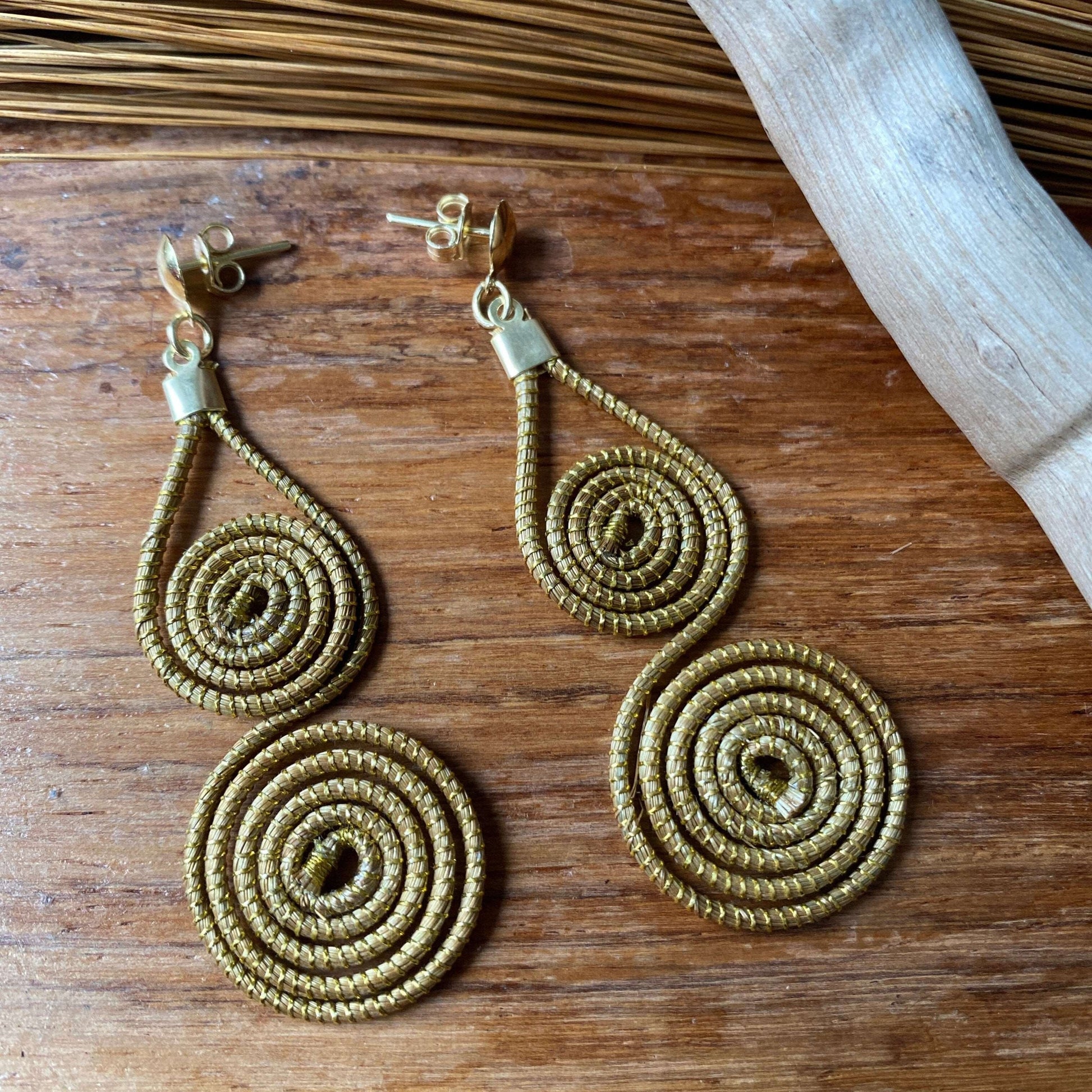 Boucles d'oreilles Capim Dourado 2 mandalas grand modèle Boucles d'oreilles Artisan local travaillant le Capim Dourado dans l'état du Tocantins au centre-est du Brésil 