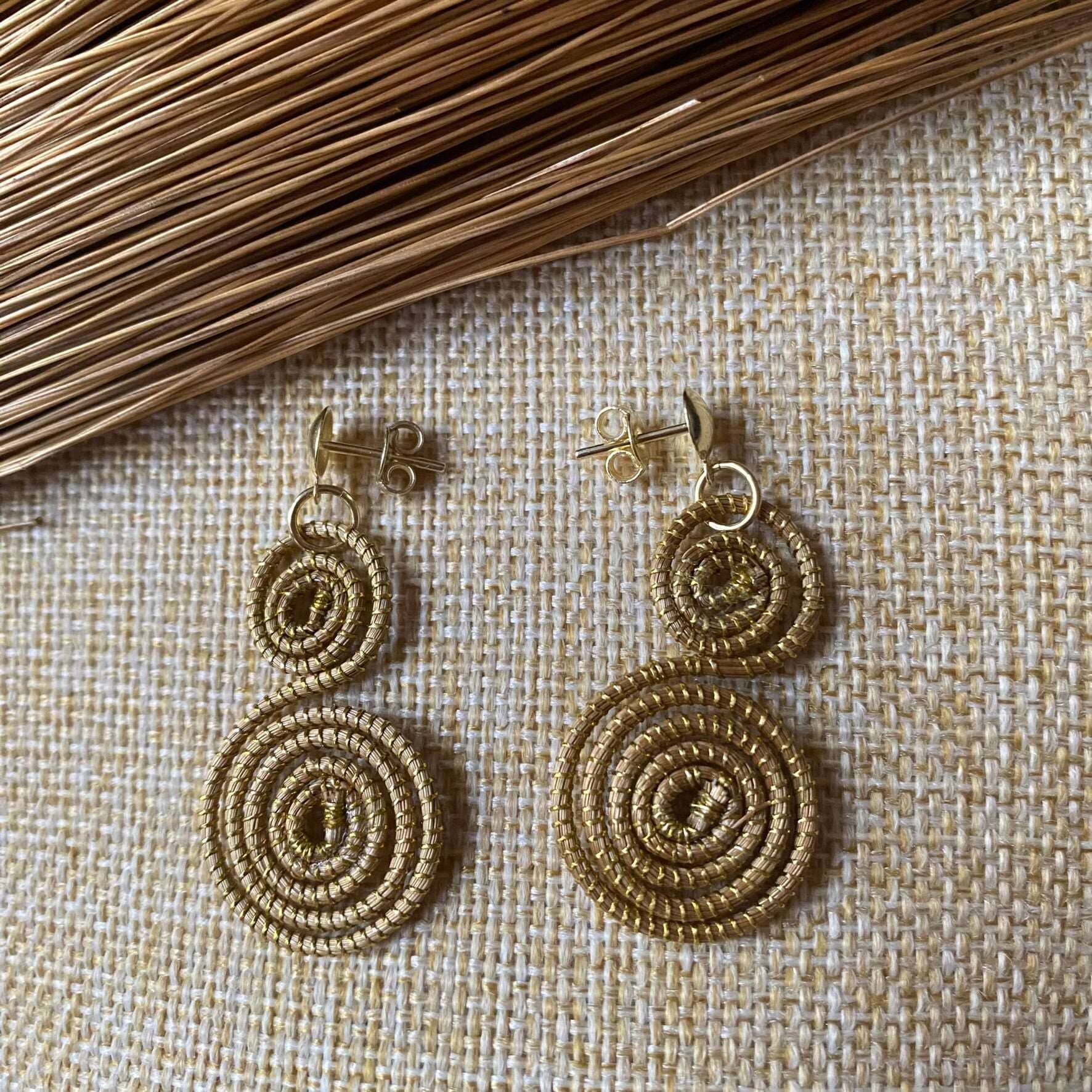 Boucles d'oreilles Capim Dourado 2 mandalas petit modèle Boucles d'oreilles Artisan local travaillant le Capim Dourado dans l'état du Tocantins au centre-est du Brésil 